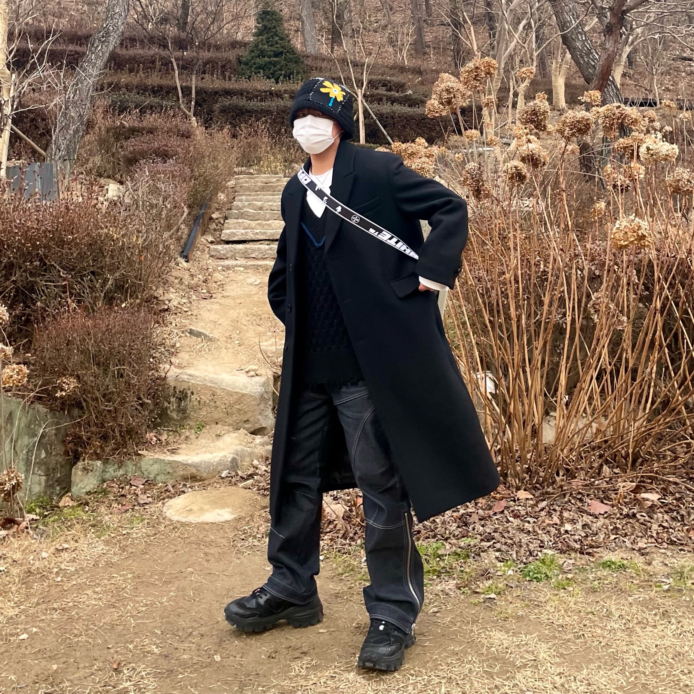 Off-White x Amore Pacific Protection Box (Without Cosmetics), Zara x Ader Error Oversized Vest Black 착용 스타일 - 1