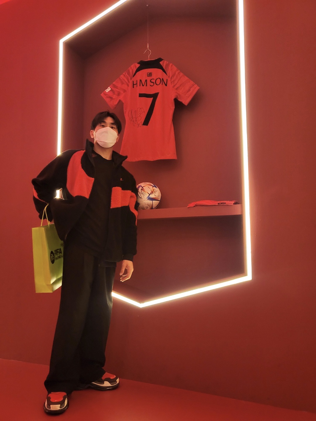 Balenciaga Triple S Red Black 2018, Nike Big Swoosh Full Zip Jacket Black Chili Red 착용 스타일 - 3