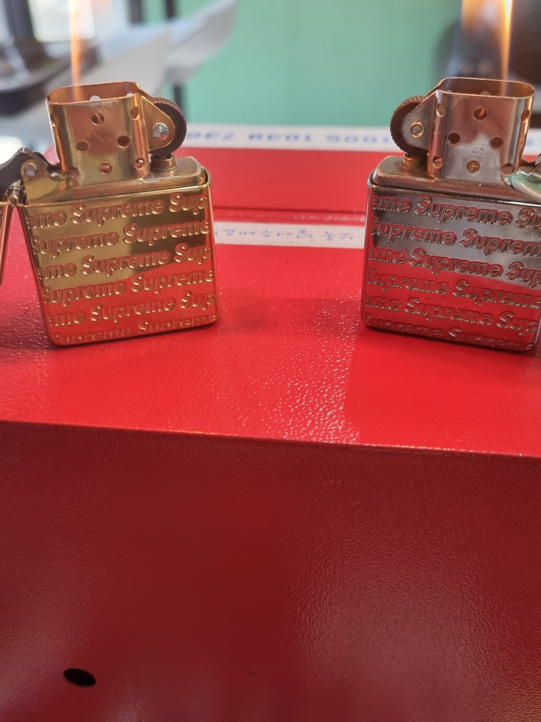 Supreme Repeat Engraved Zippo Gold - 22FW, Supreme Repeat Engraved Zippo Silver - 22FW 착용 스타일