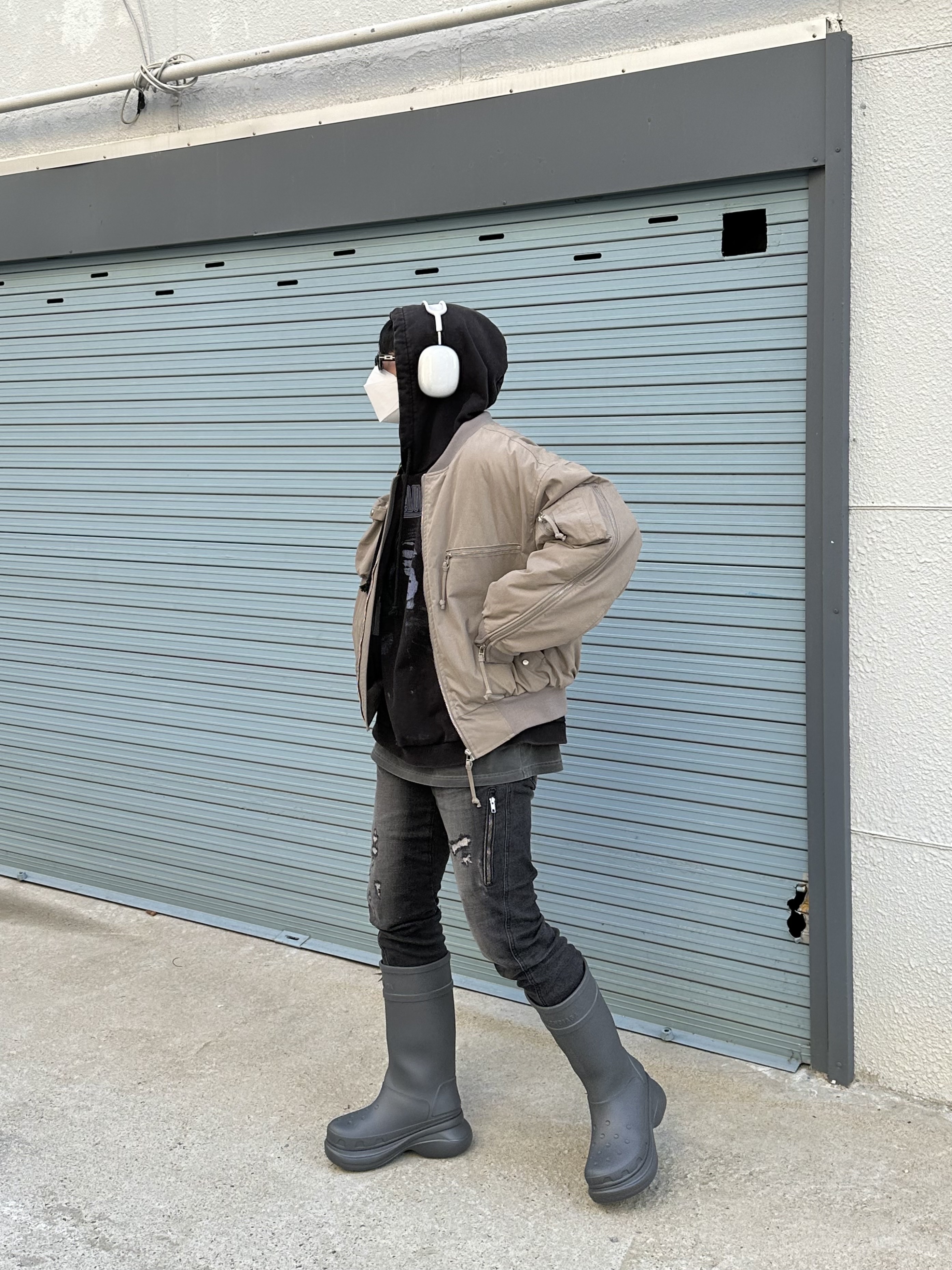 Balenciaga x Crocs Rubber Boot Grey, Apple AirPods Max Lightning Silver (Korean Ver.) 착용 스타일 - 3