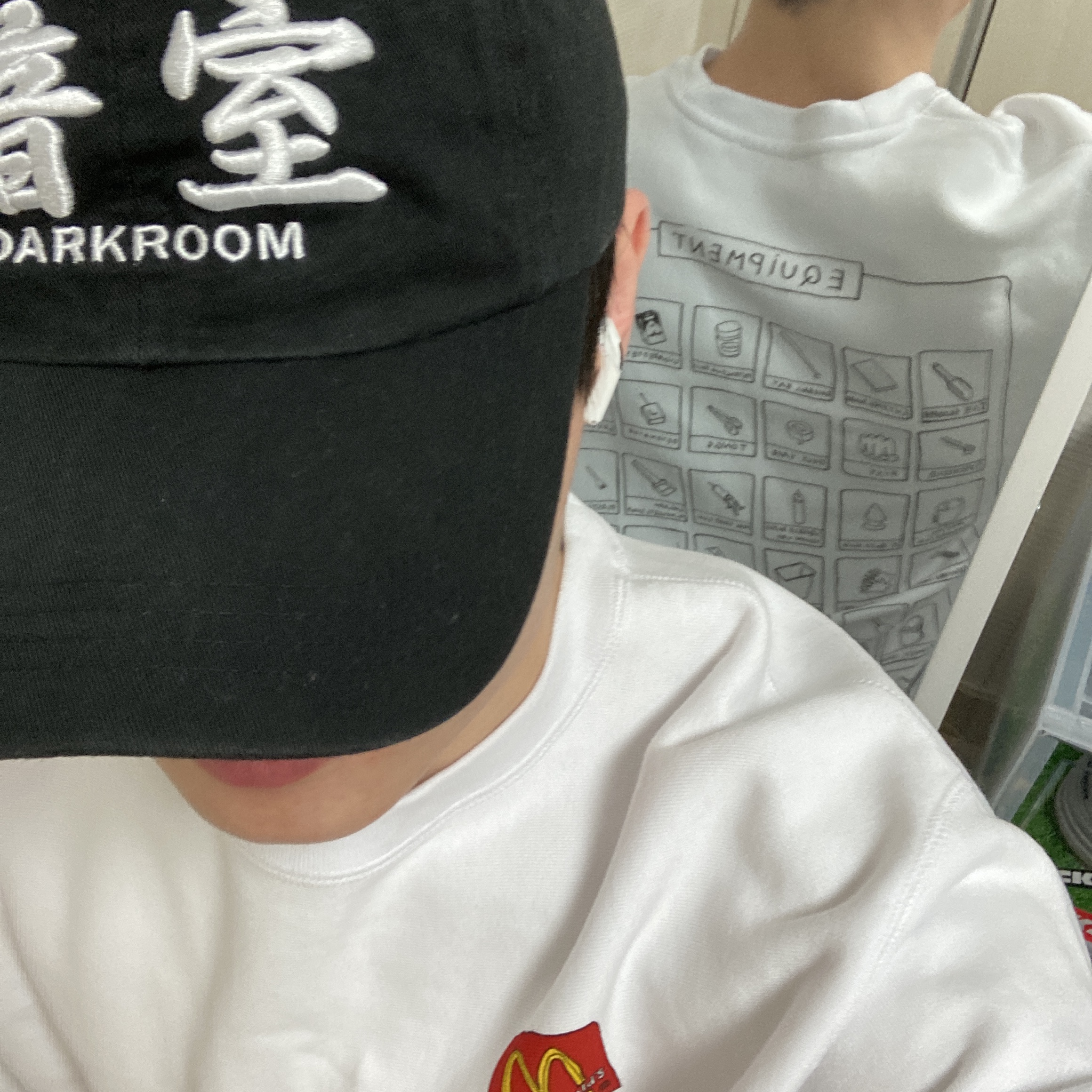 Darkr8m Studio White Logo Cap, Tom Sachs McDonald's Crewneck Sweatshirt White 착용 스타일