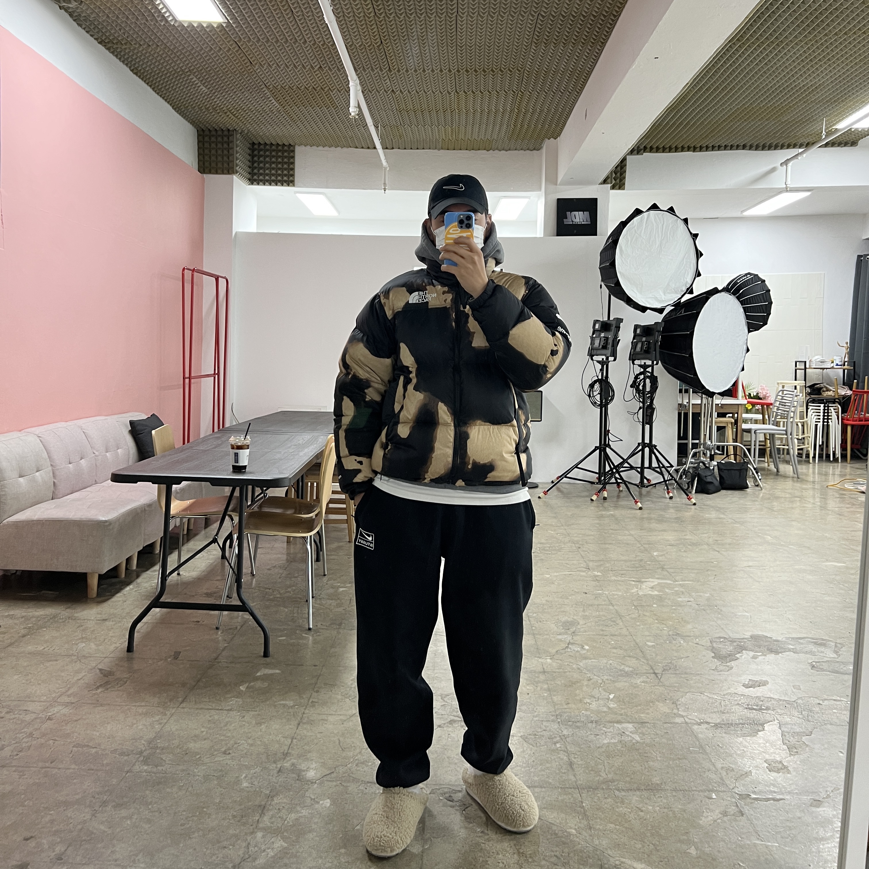 Nike x Stussy NRG RA Washed Fleece Pants Black (DN4030-010), Supreme x The North Face Bleached Denim Print Nuptse Jacket Black - 21FW 착용 스타일 - 1