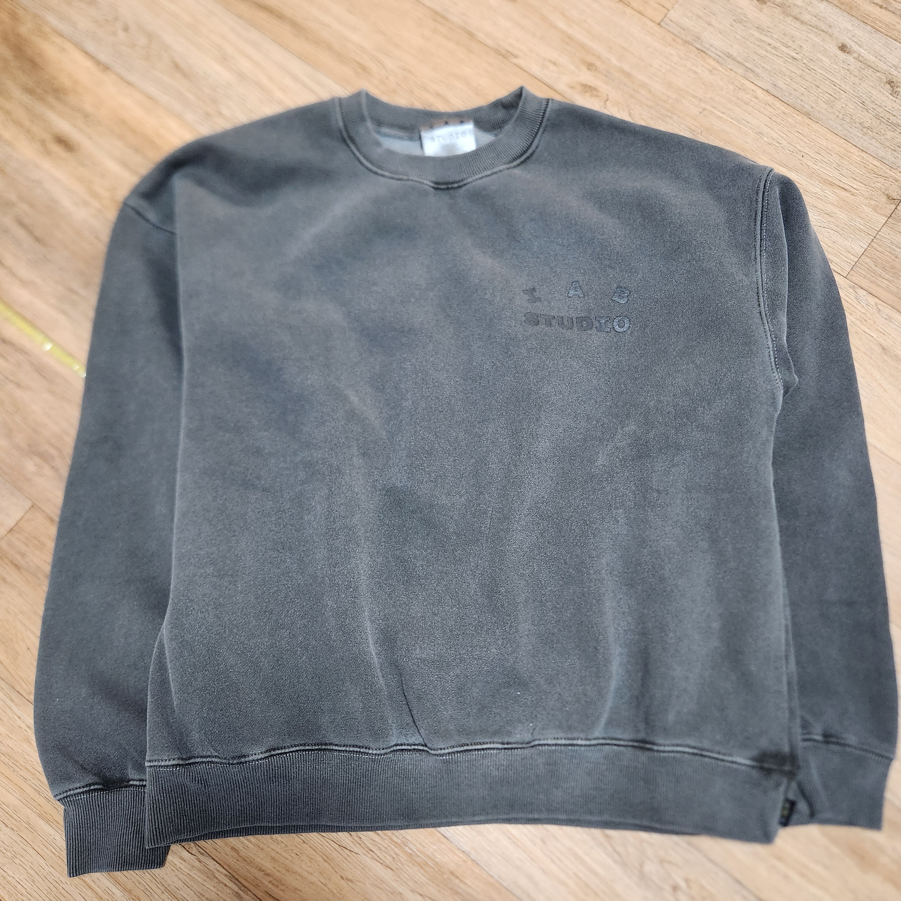 IAB Studio Pigment Sweatshirt & Mini Bag Black 착용 스타일 - 3