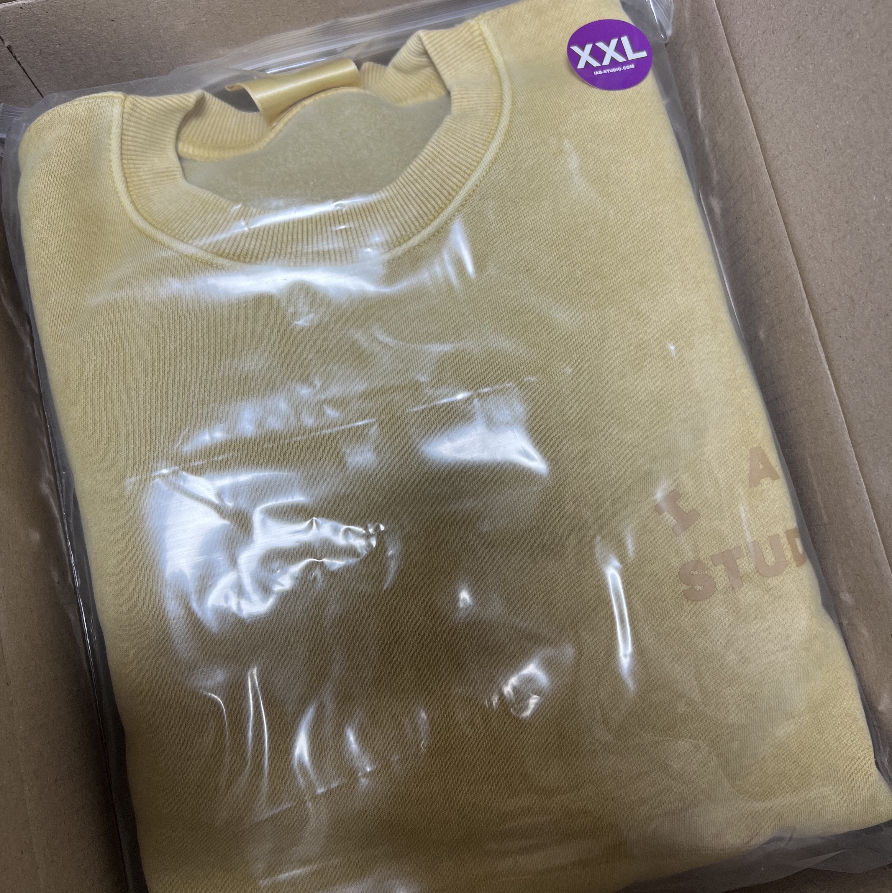 IAB Studio Pigment Sweatshirt & Mini Bag Mustard 착용 스타일