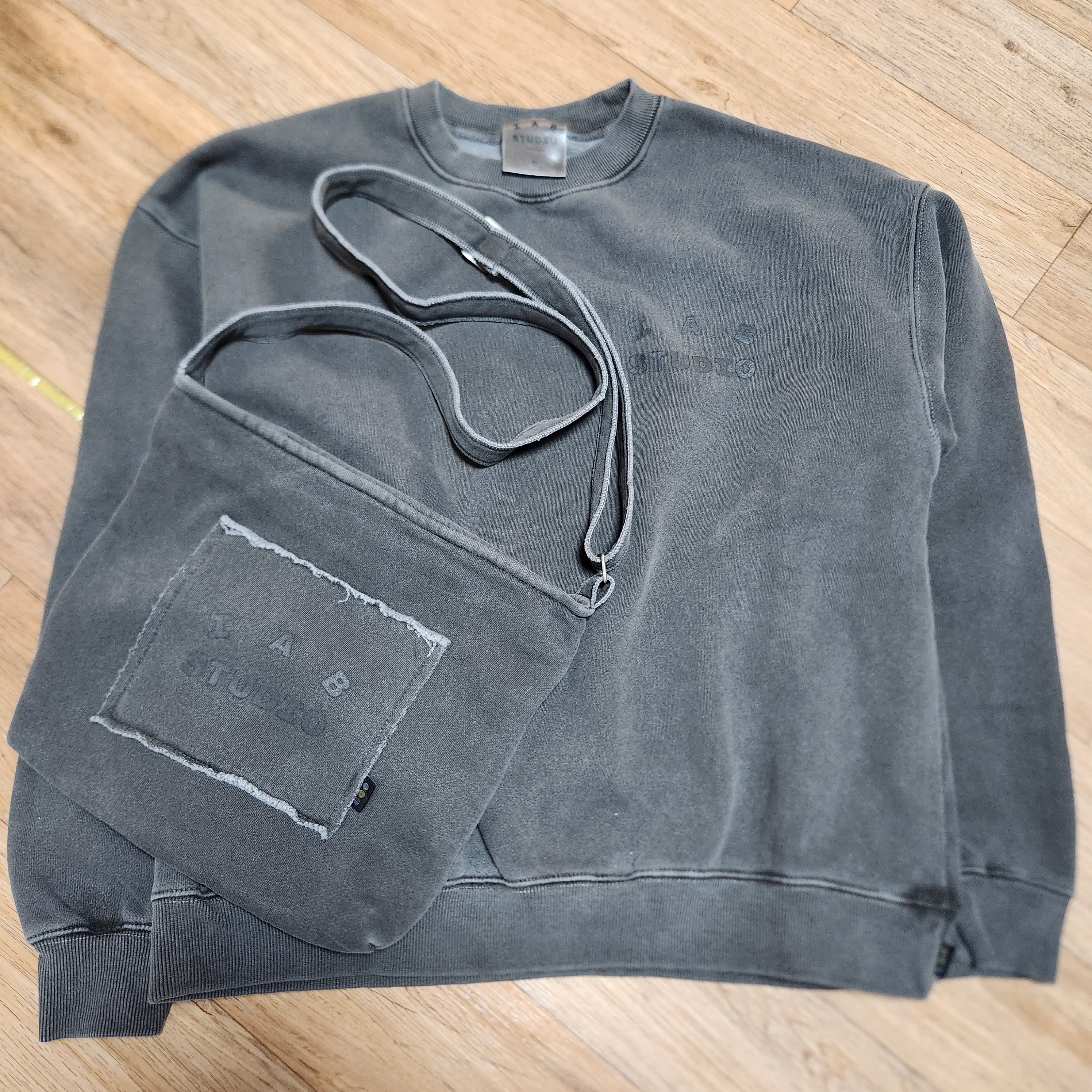 IAB Studio Pigment Sweatshirt & Mini Bag Black 착용 스타일 - 1