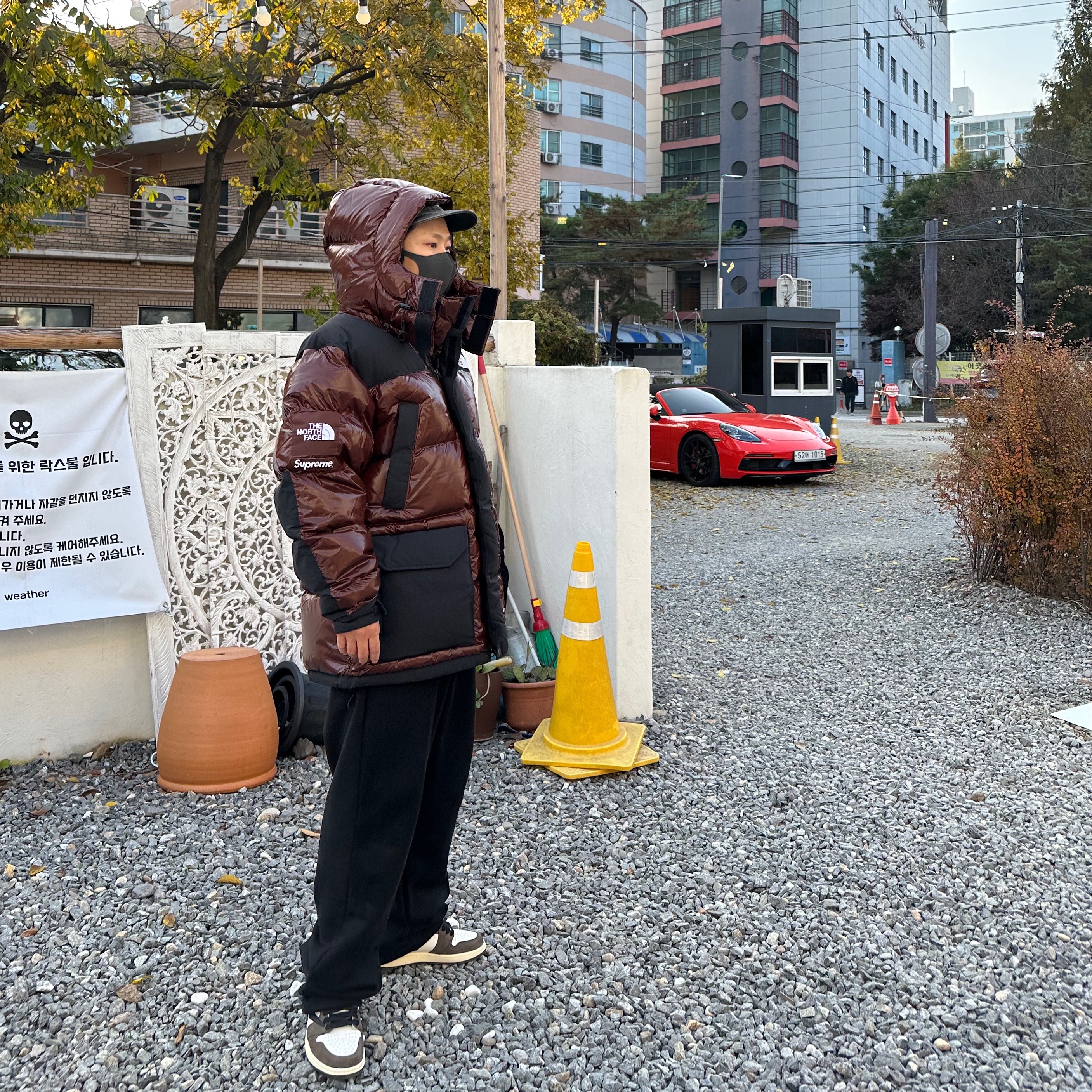 Supreme x The North Face 700-Fill Down Parka Brown - 22FW, Jordan 1 x Travis Scott Retro High OG SP Mocha 착용 스타일 - 1