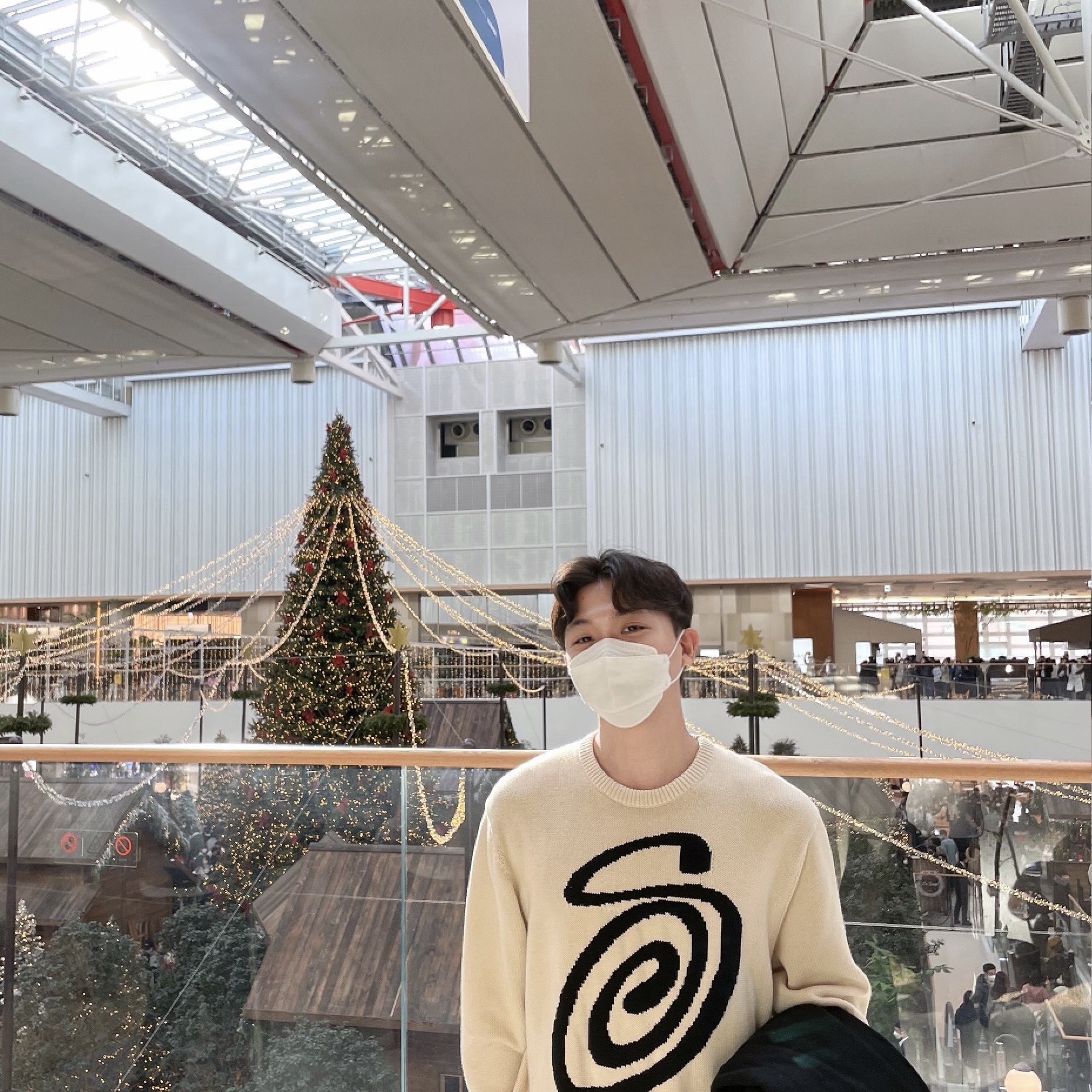 Stussy Curly S Sweater Natural 착용 스타일 - 2