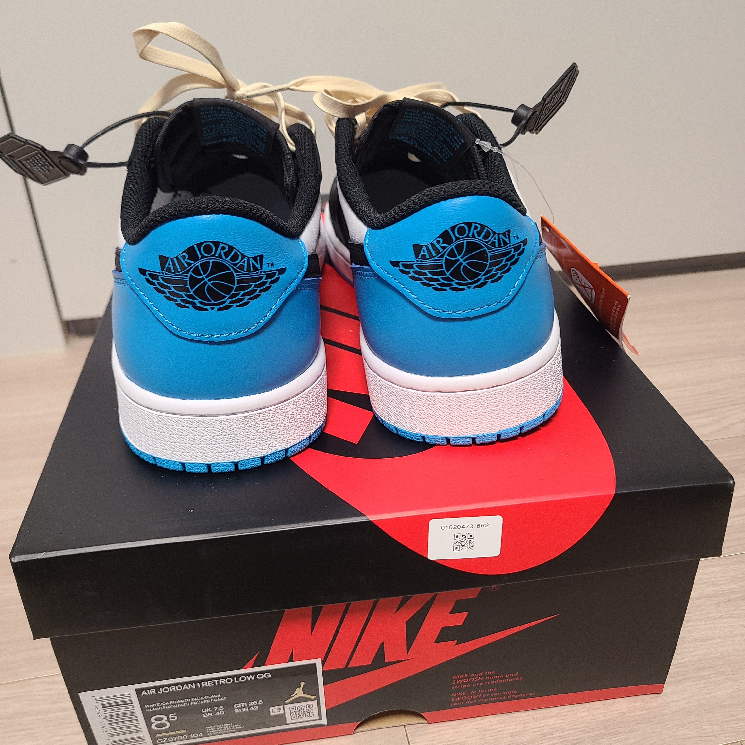 Jordan 1 Retro Low OG Black and Dark Powder Blue 착용 스타일 - 2