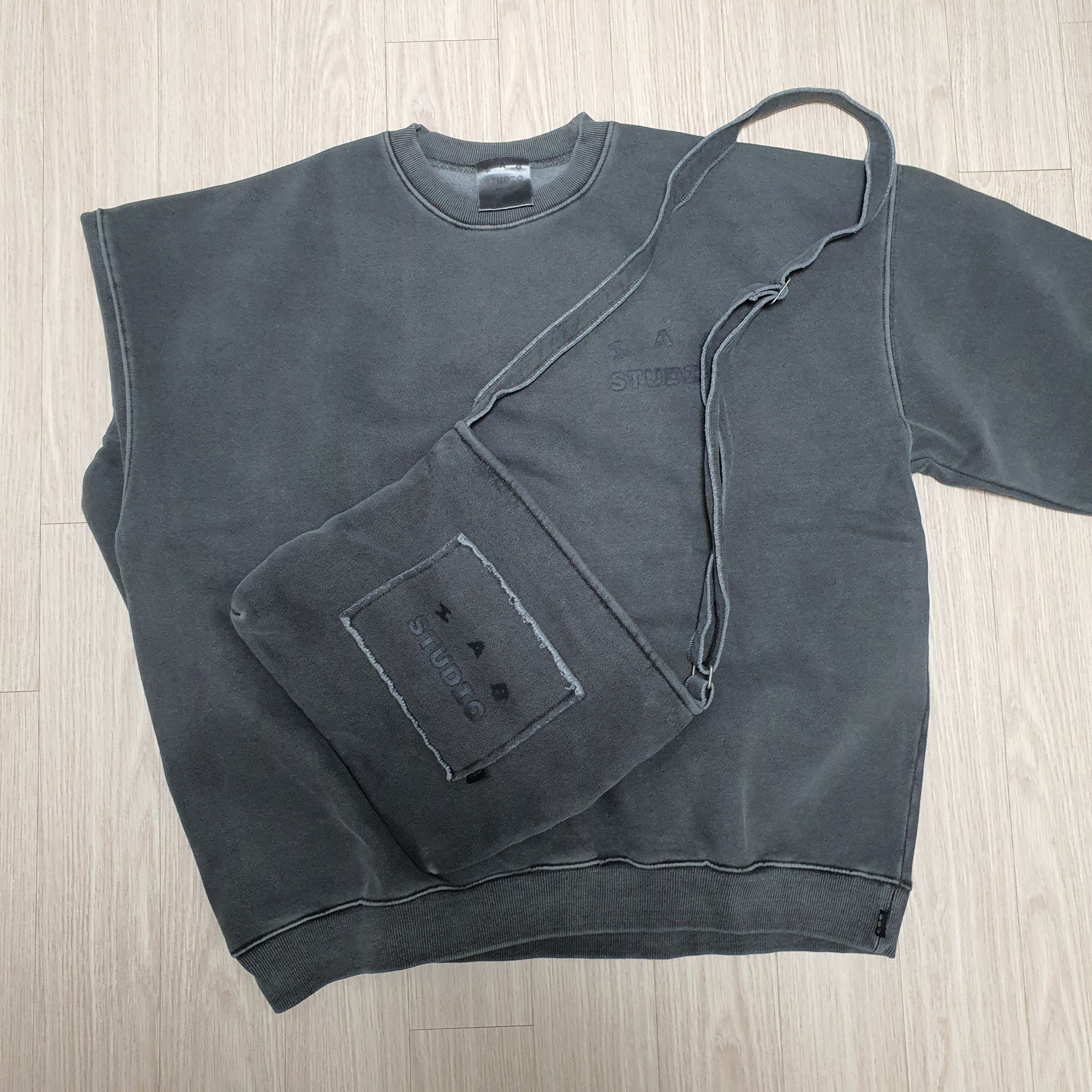 IAB Studio Pigment Sweatshirt & Mini Bag Black 착용 스타일