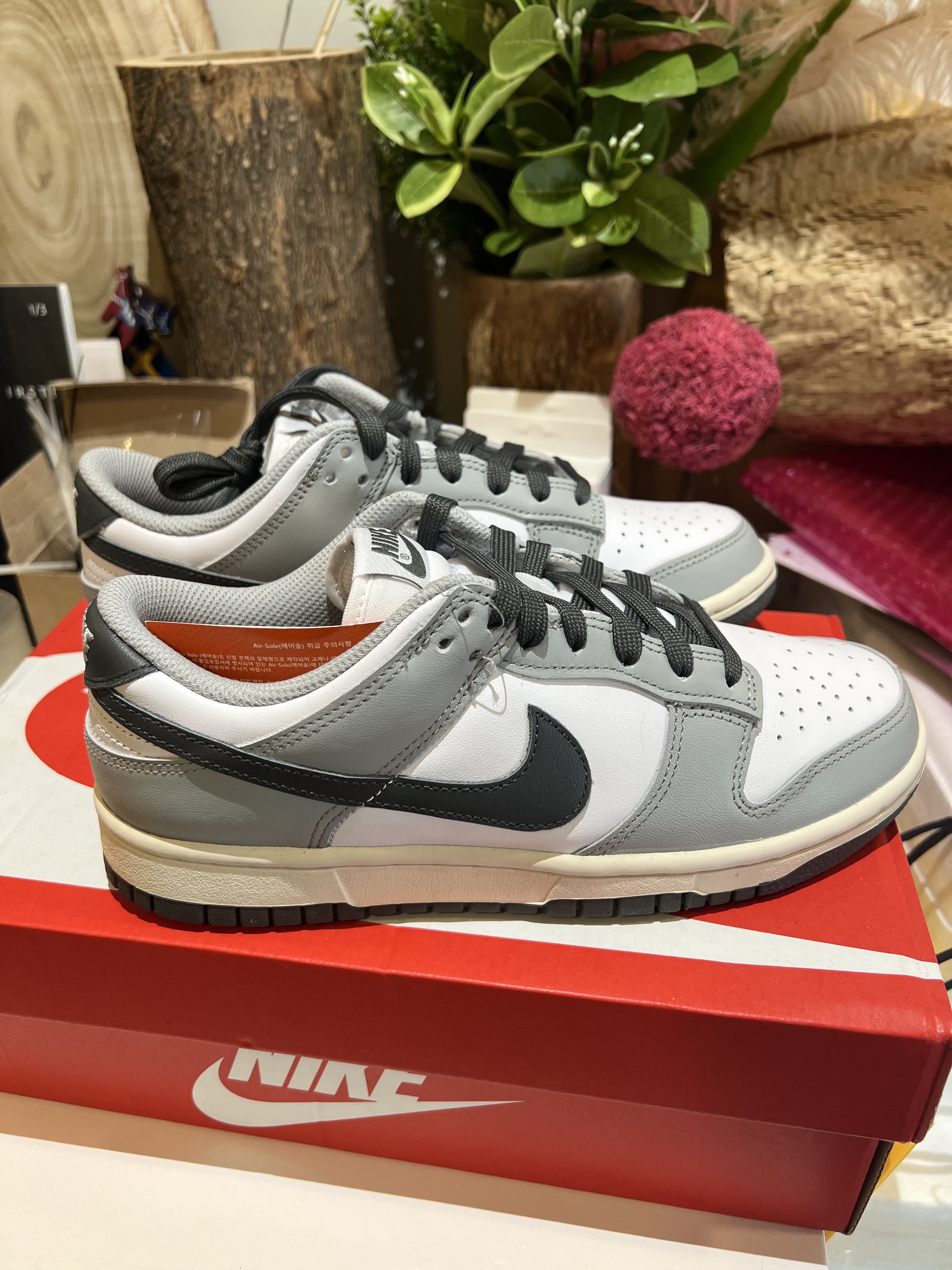 (W) Nike Dunk Low Light Smoke Grey 착용 스타일 - 1