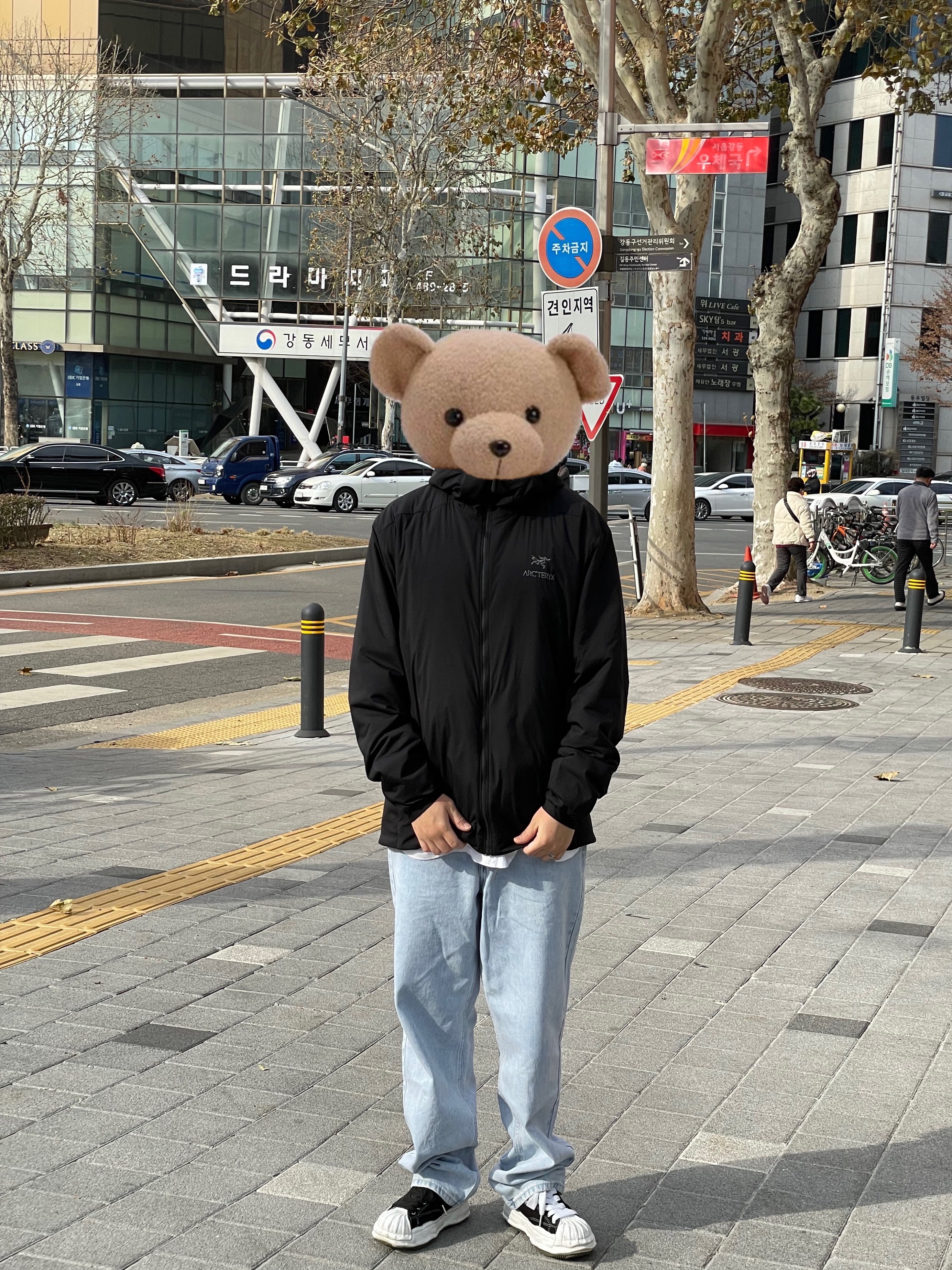 Maison Mihara Yasuhiro Blakey OG Sole Canvas Low-top Sneakers Black, Arc'teryx Atom LT Hoody Black 착용 스타일 - 3