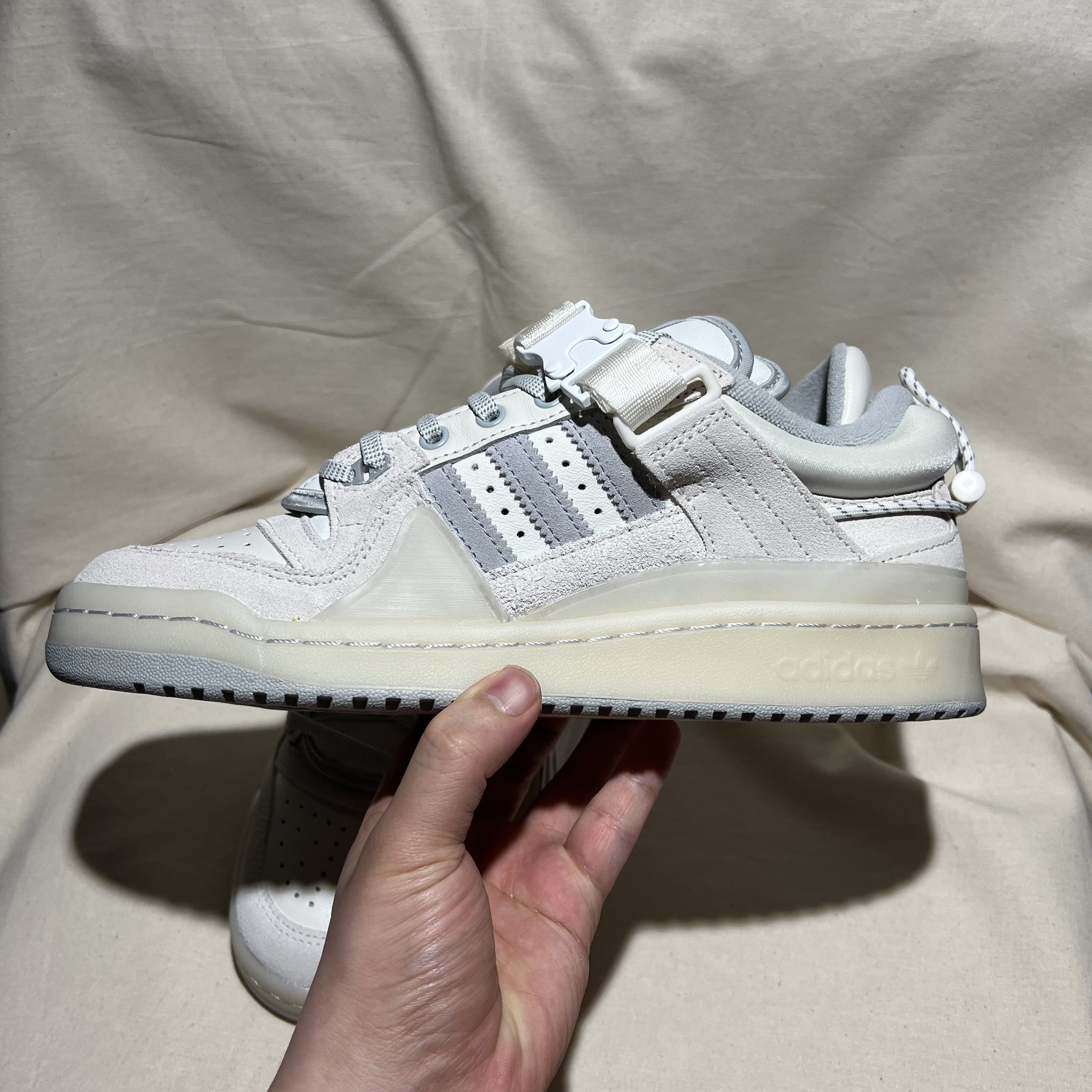 Adidas x Bad Bunny Forum Low Cloud White Clear Onix 착용 스타일