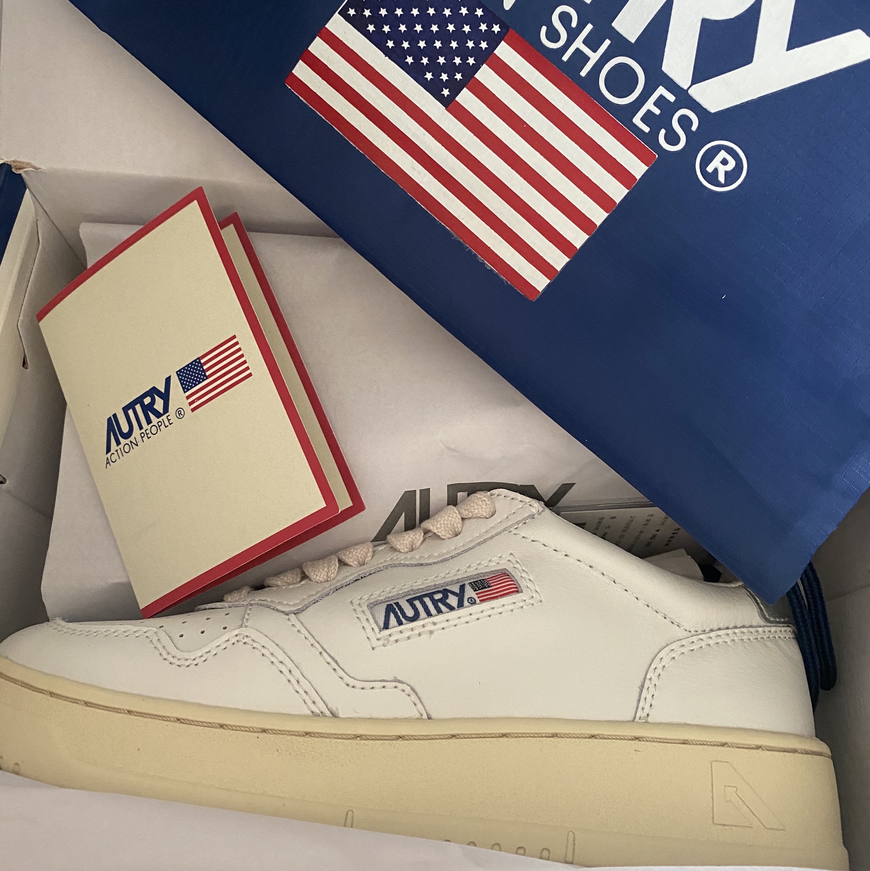 (W) Autry Medalist Low Leather Sneakers White Silver 착용 스타일