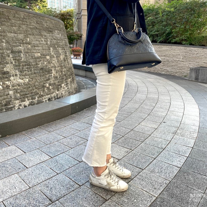 Louis Vuitton Neo Alma BB Monogram Empreinte Black 착용 스타일 - 2