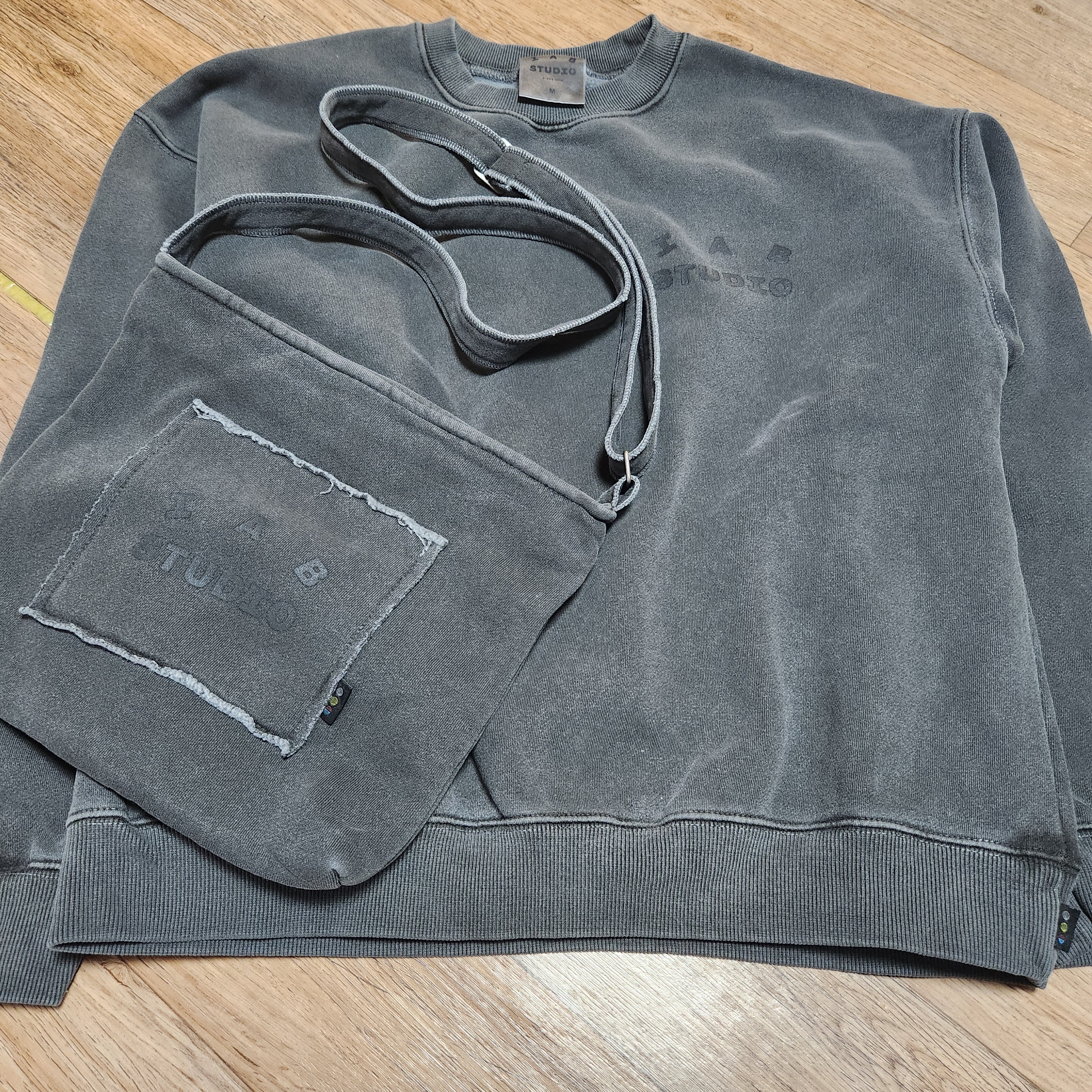 IAB Studio Pigment Sweatshirt & Mini Bag Black 착용 스타일 - 2