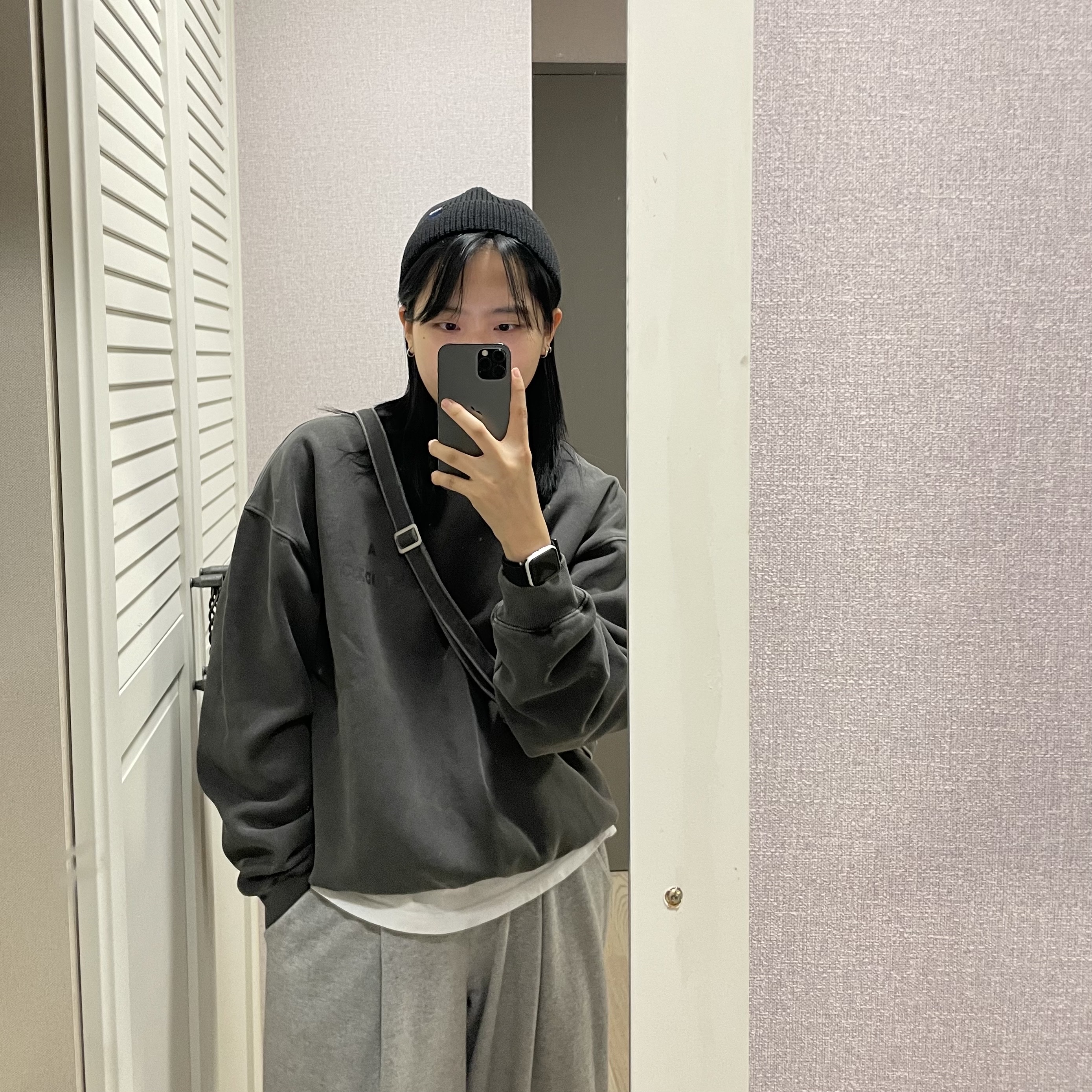 IAB Studio Pigment Sweatshirt Black, IAB Studio Pigment Bag Black 착용 스타일