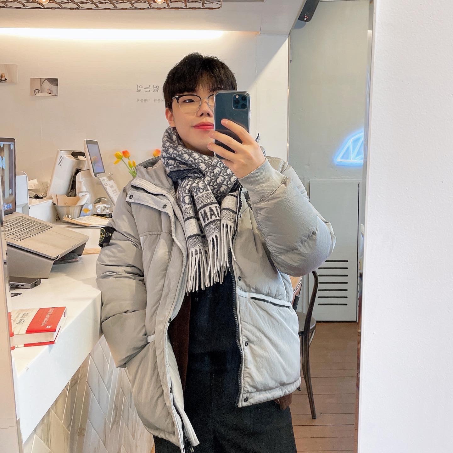 Stone Island 44508 Nylon Metal Down-TC Jacket Light Grey - 21FW, Dior Oblique Scarf Navy Cashmere Blue 착용 스타일 - 1
