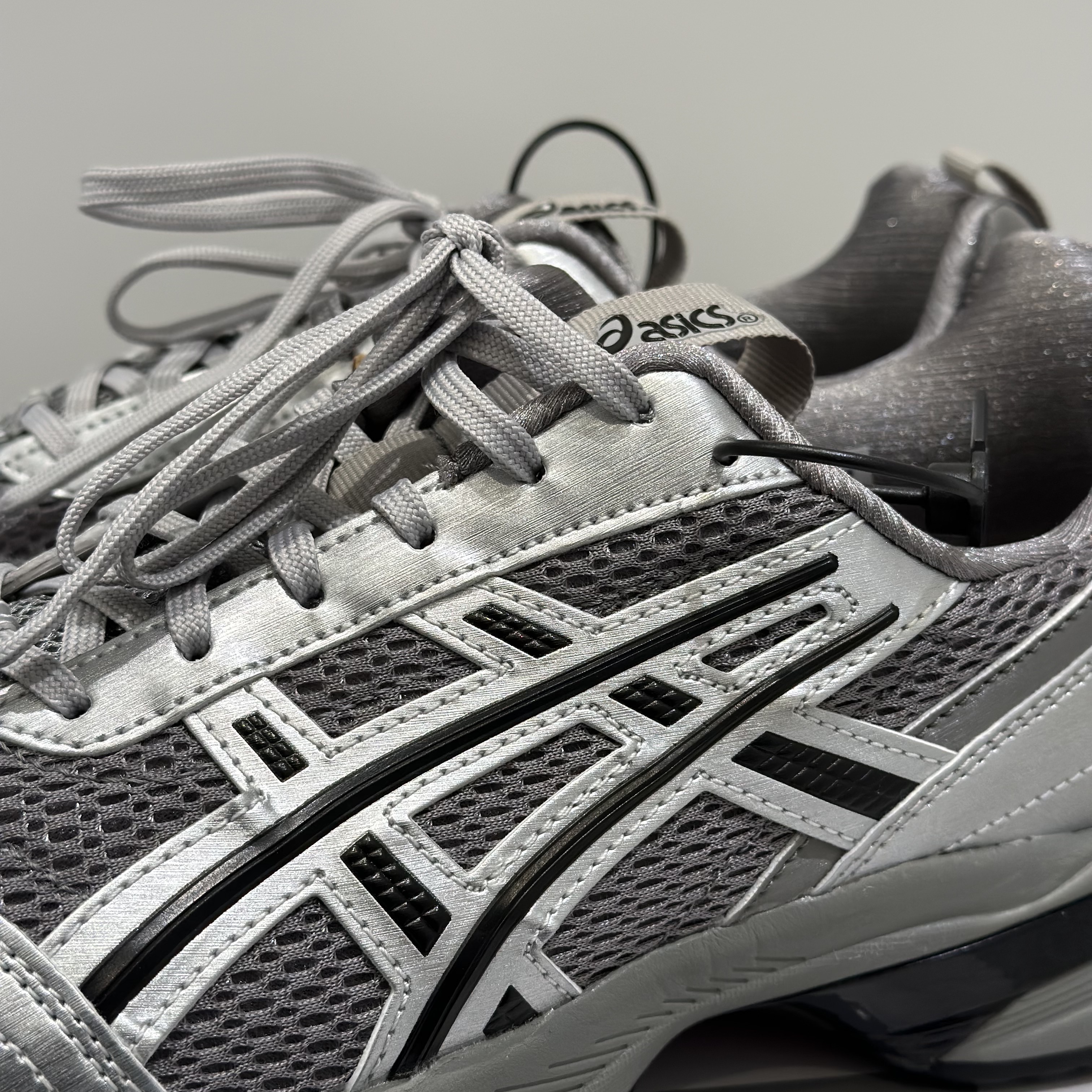 Asics x Freja Wewer Gel-1090 V2 Clay Grey Pure Silver 착용 스타일