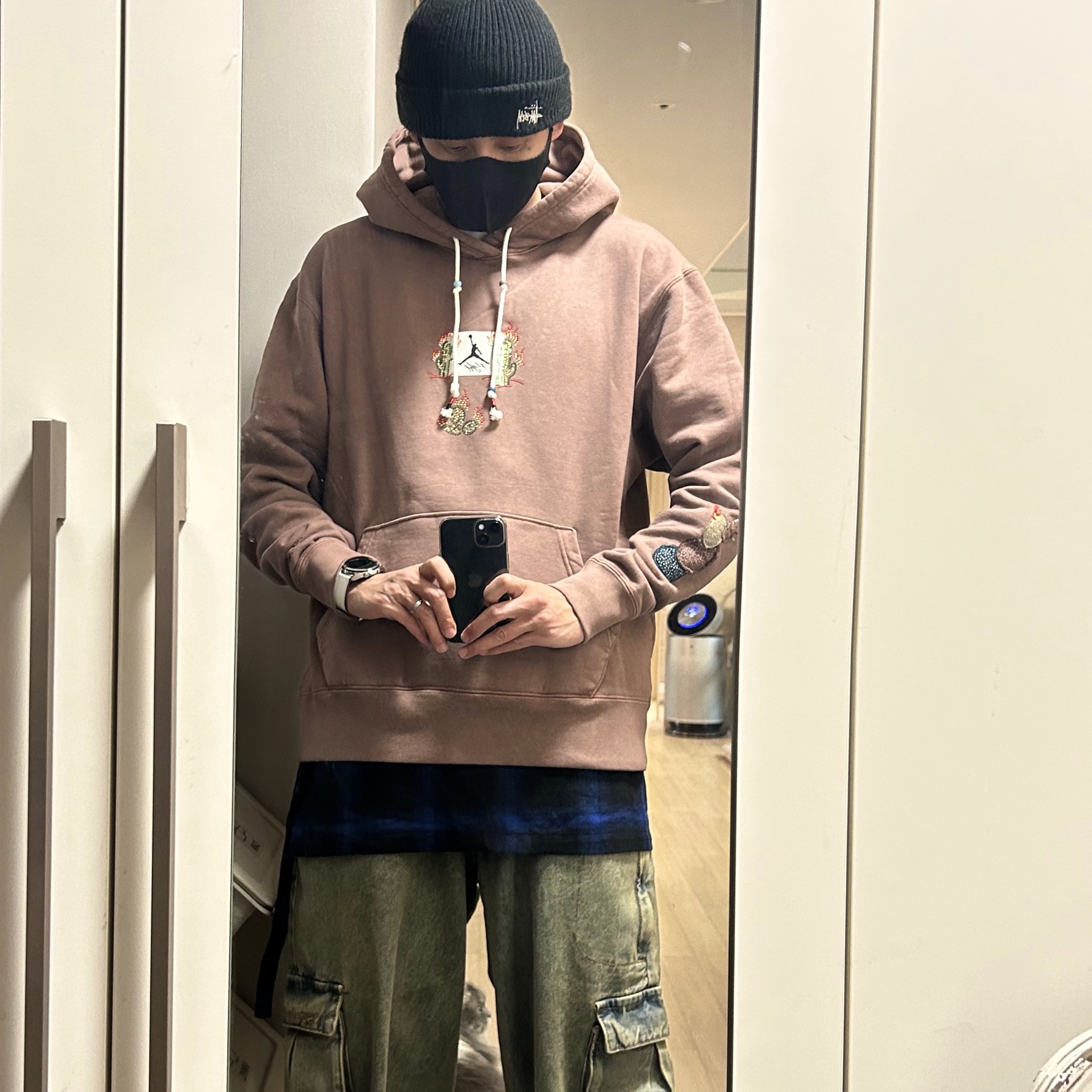 Jordan x Travis Scott Hoodie Antique Brown - Asia, Stussy Basic Cuff Beanie Black 착용 스타일 - 3