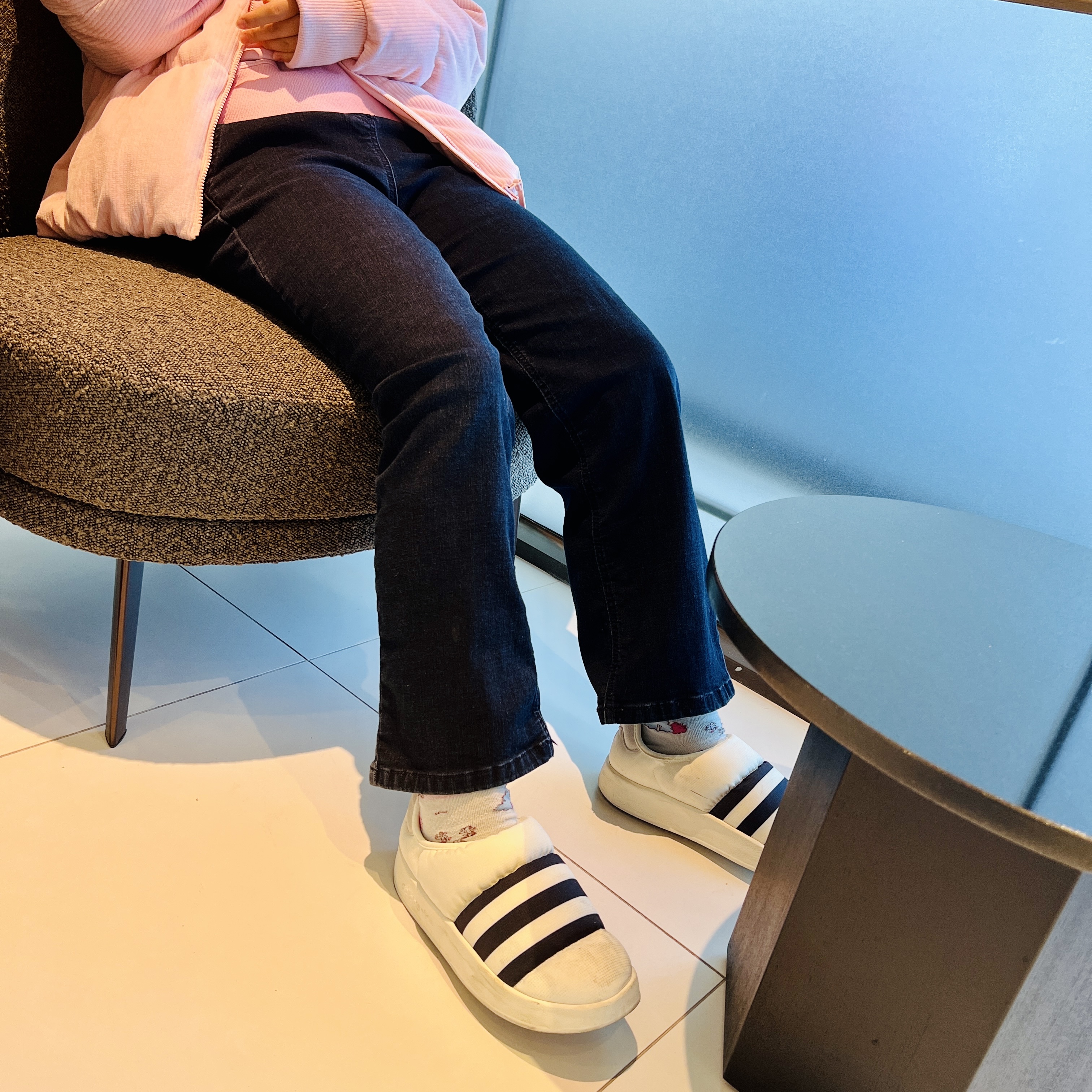 Adidas Puffylette Off White, Adidas Puffylette Core Black 착용 스타일 - 1