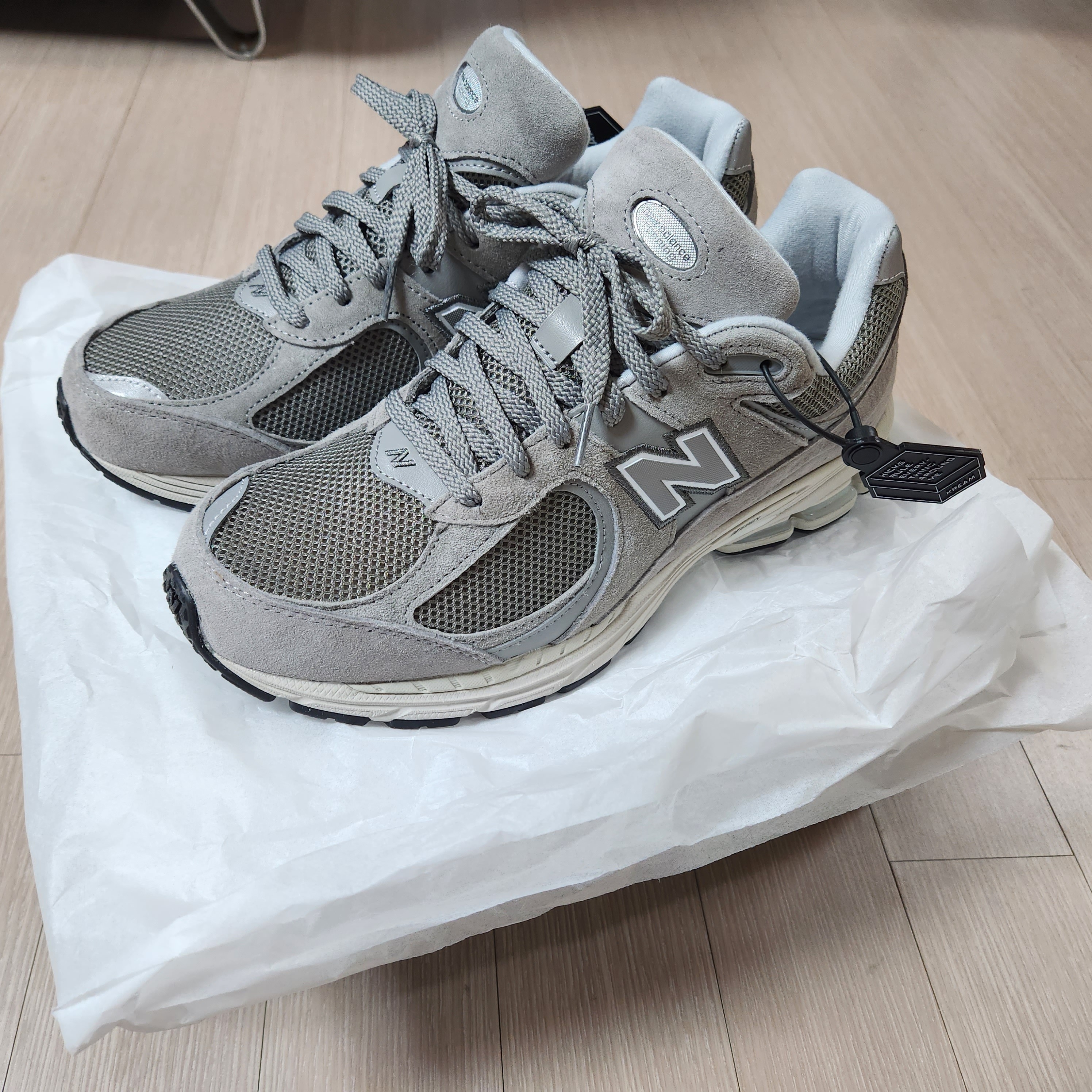 New Balance 2002R Grey 착용 스타일 - 1