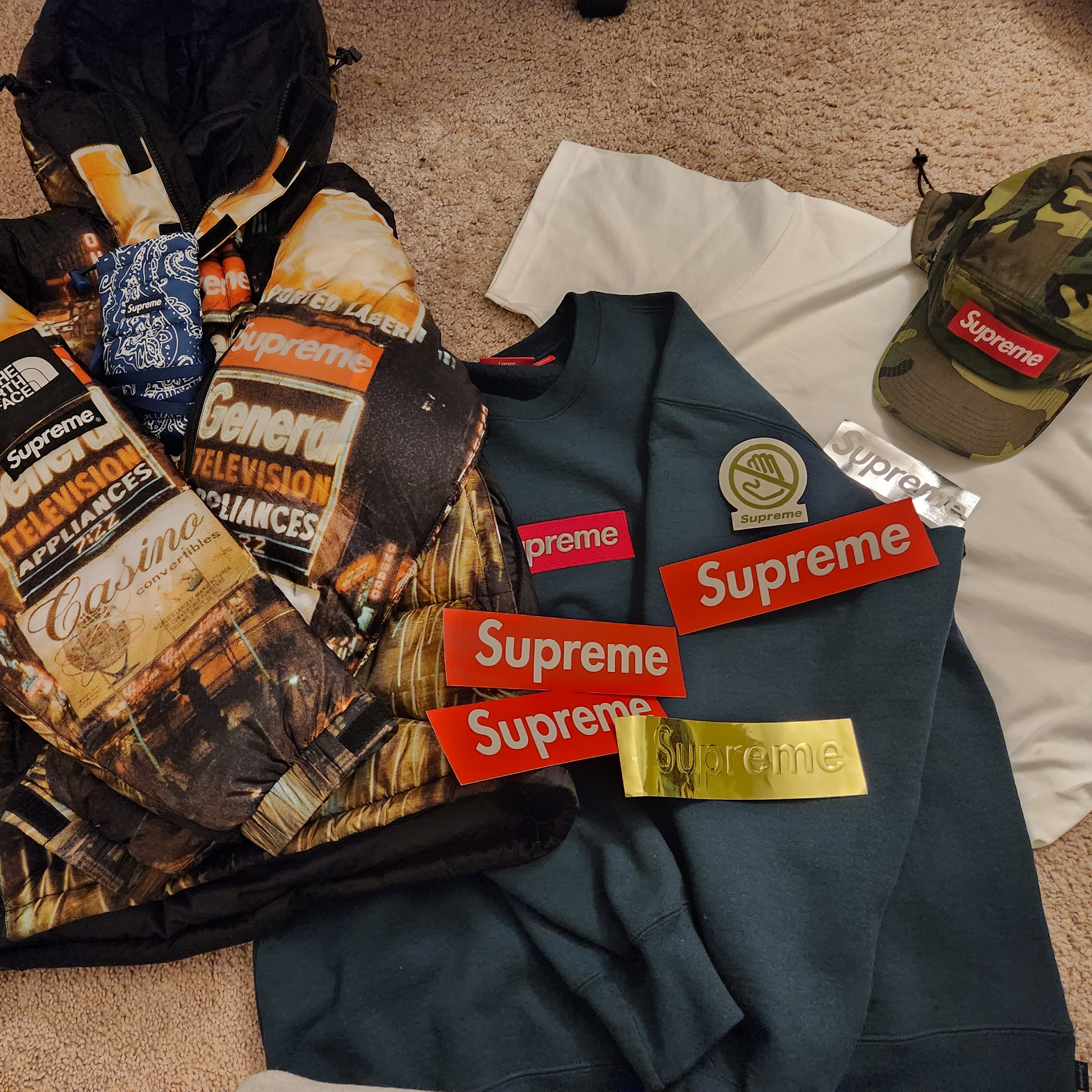 Supreme x The North Face 800-Fill Half Zip Hooded Pullover Times Square - 22FW, Supreme Puffer Neck Pouch Blue Paisley - 22FW 착용 스타일 - 1