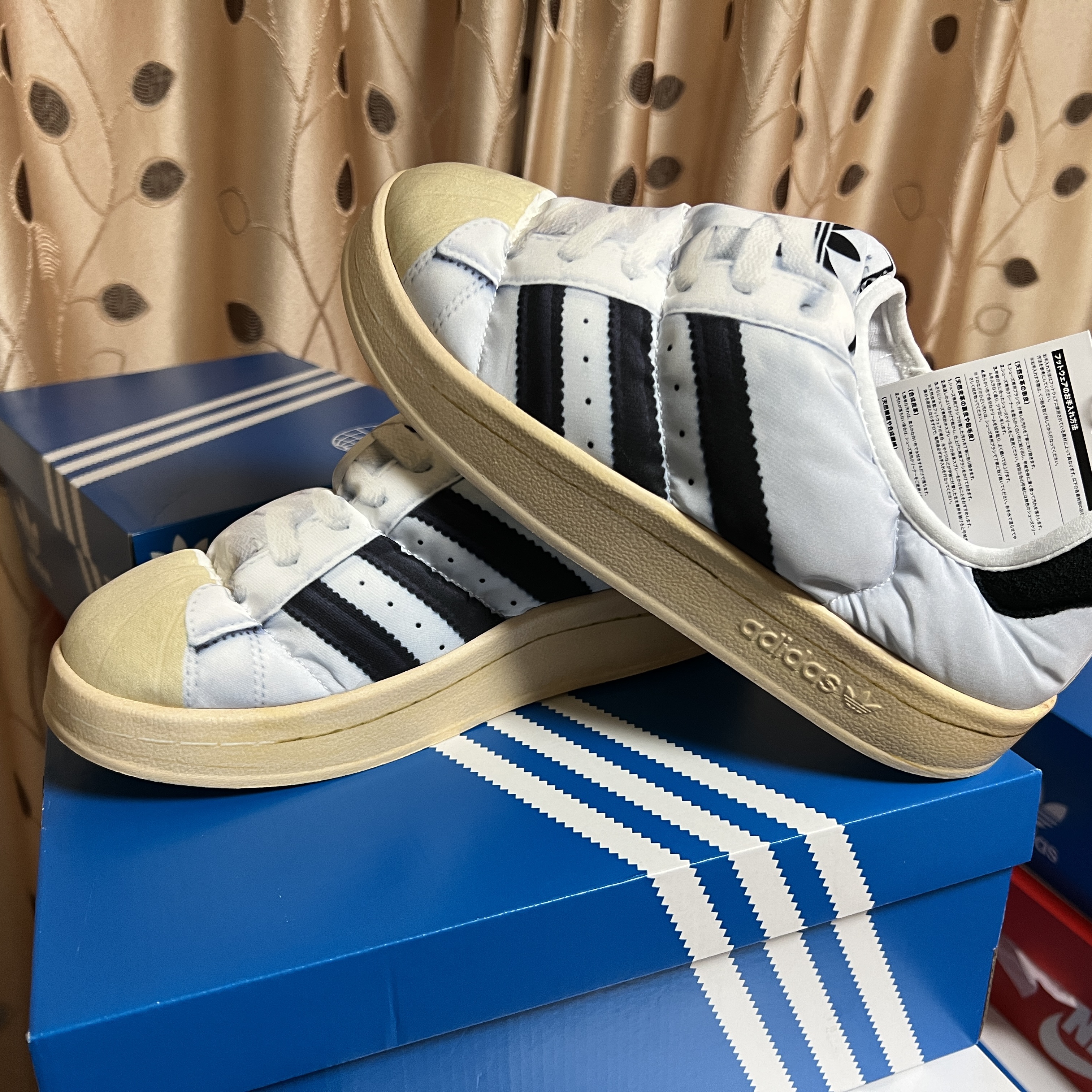 Adidas Puffylette Superstar Cloud White 착용 스타일