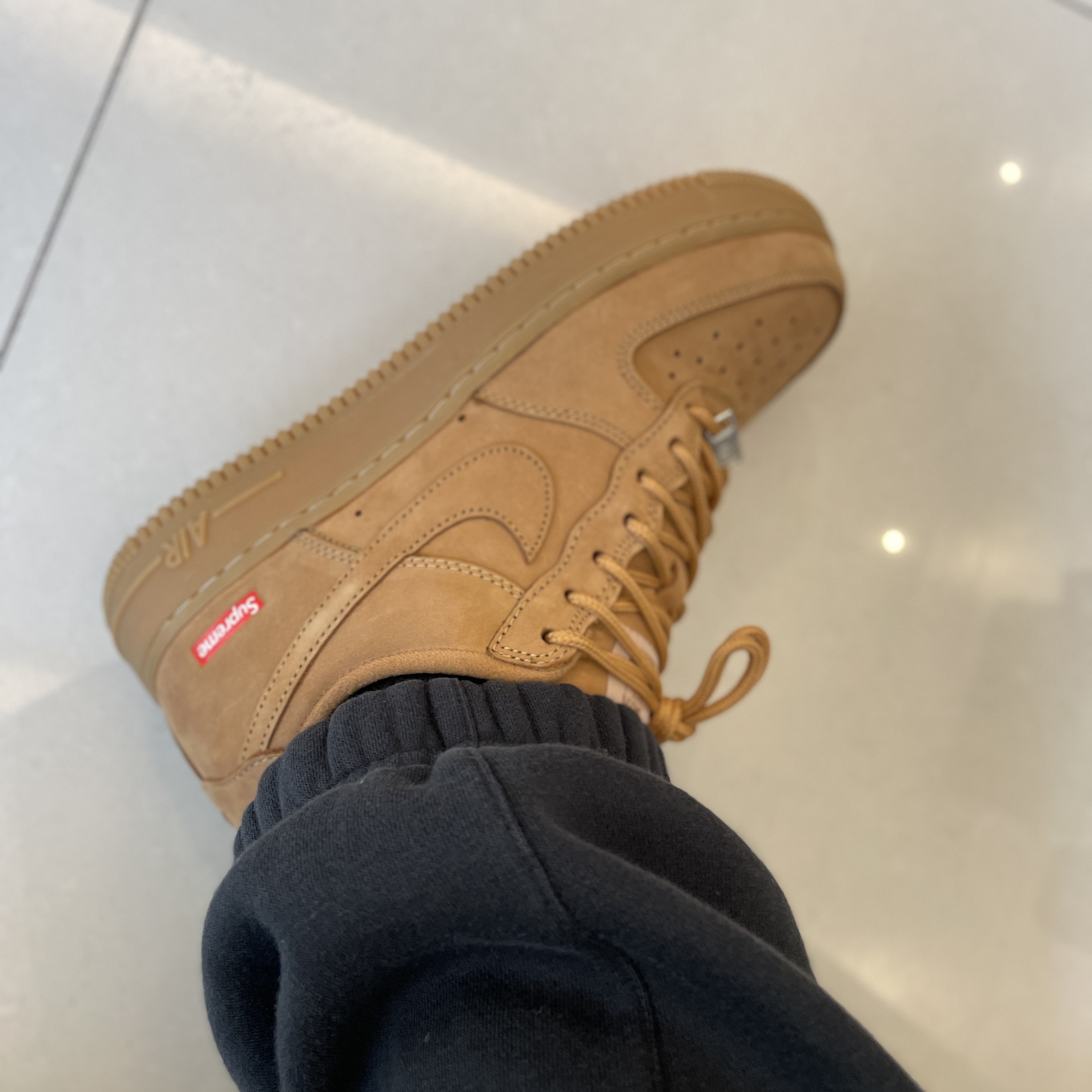 Nike x Supreme Air Force 1 Low Flax 착용 스타일
