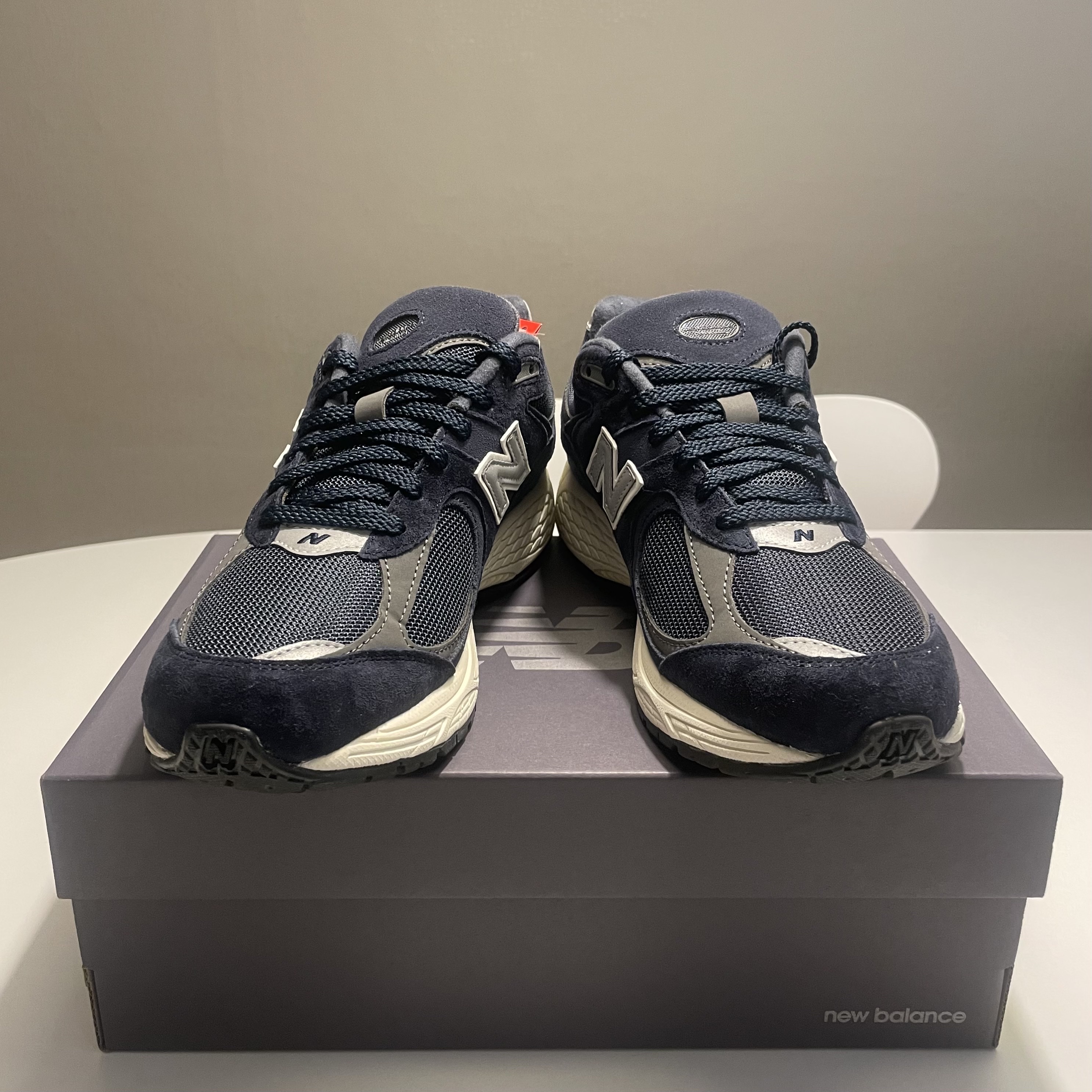 New Balance 2002R Eclipse Castlerock 착용 스타일 - 2