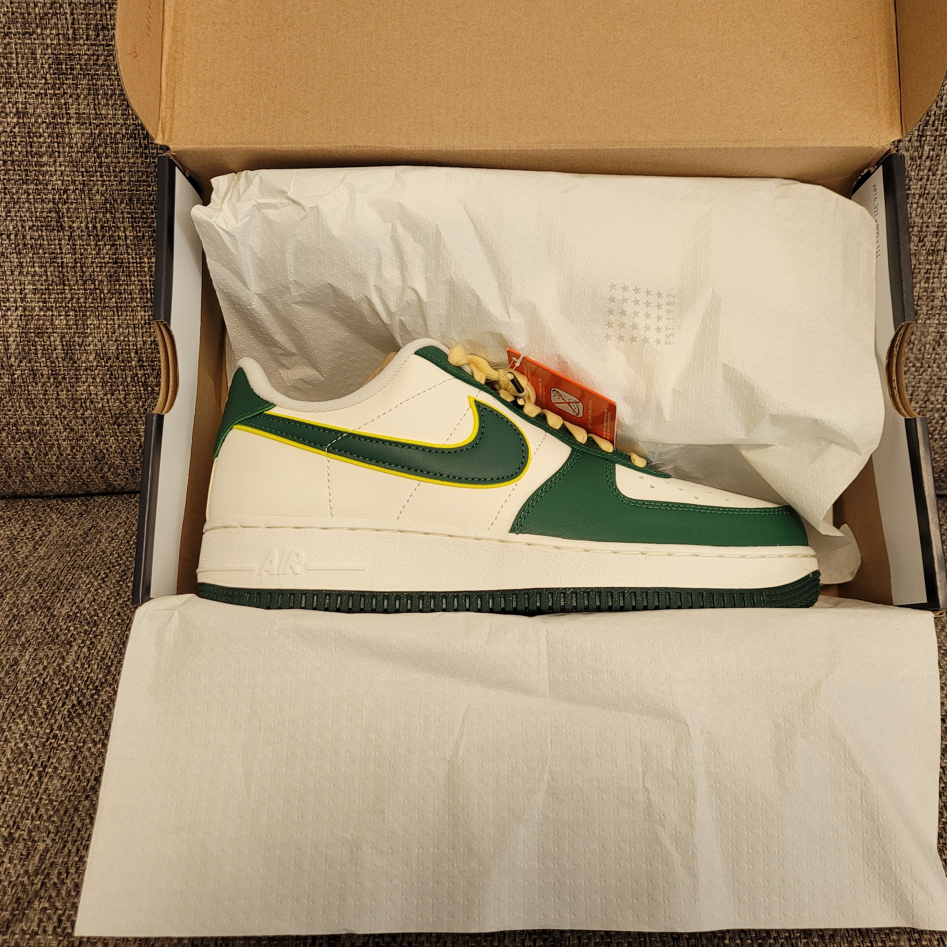 Nike Air Force 1 '07 LV8 Sail Noble Green 착용 스타일 - 2