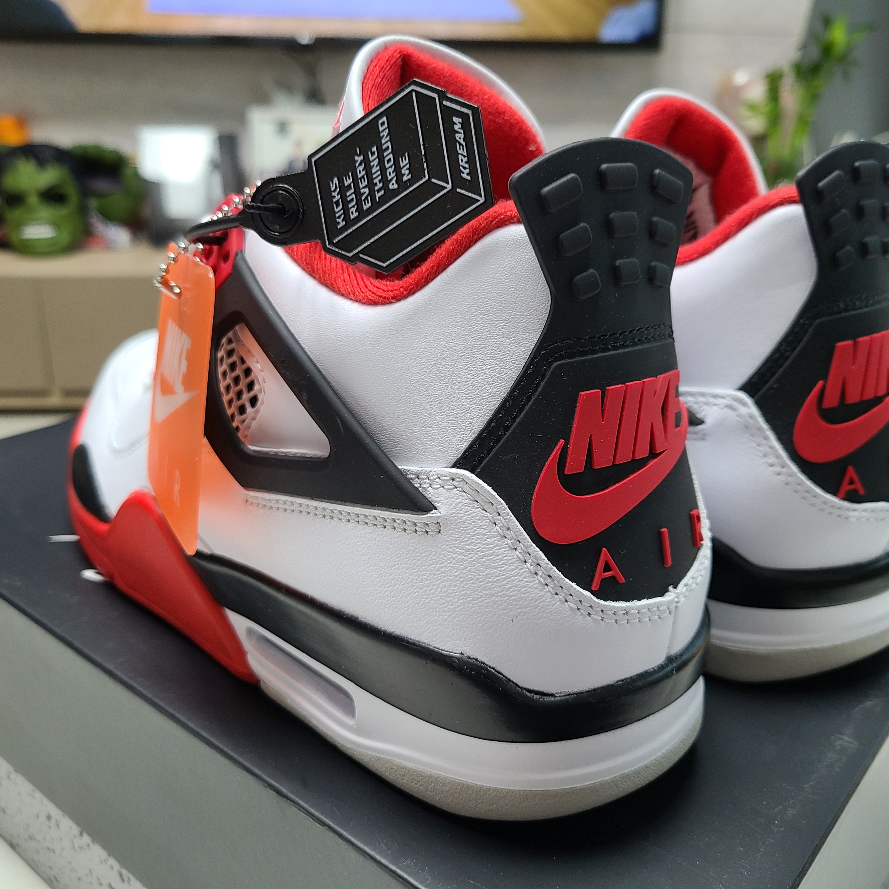 Jordan 4 Retro OG Fire Red 2020 착용 스타일 - 2