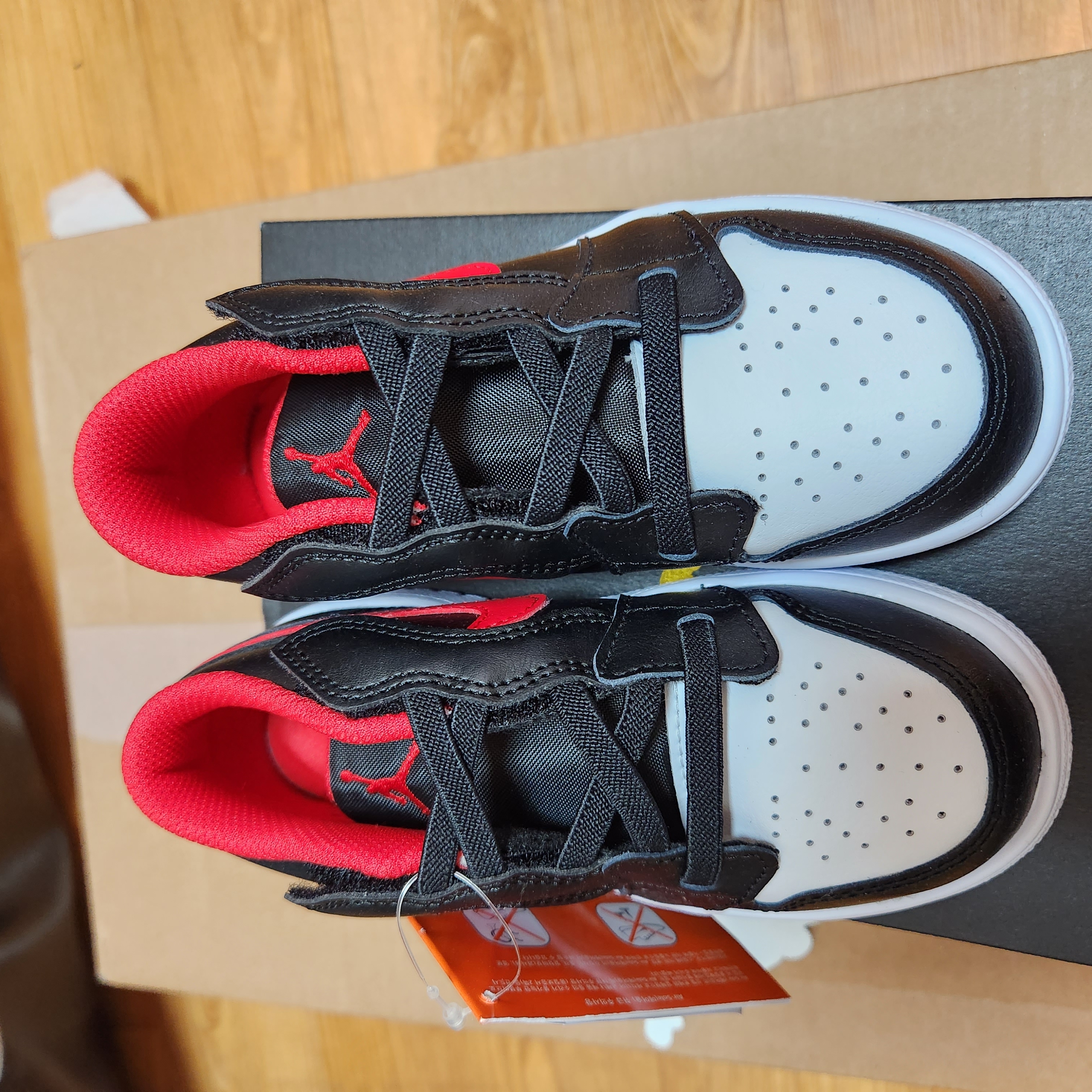 (TD) Jordan 1 Low Alt Black Fire Red 착용 스타일 - 2
