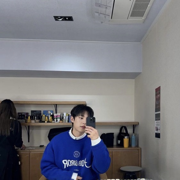 Ader Error Verif Logo Sweatshirt Navy 착용 스타일