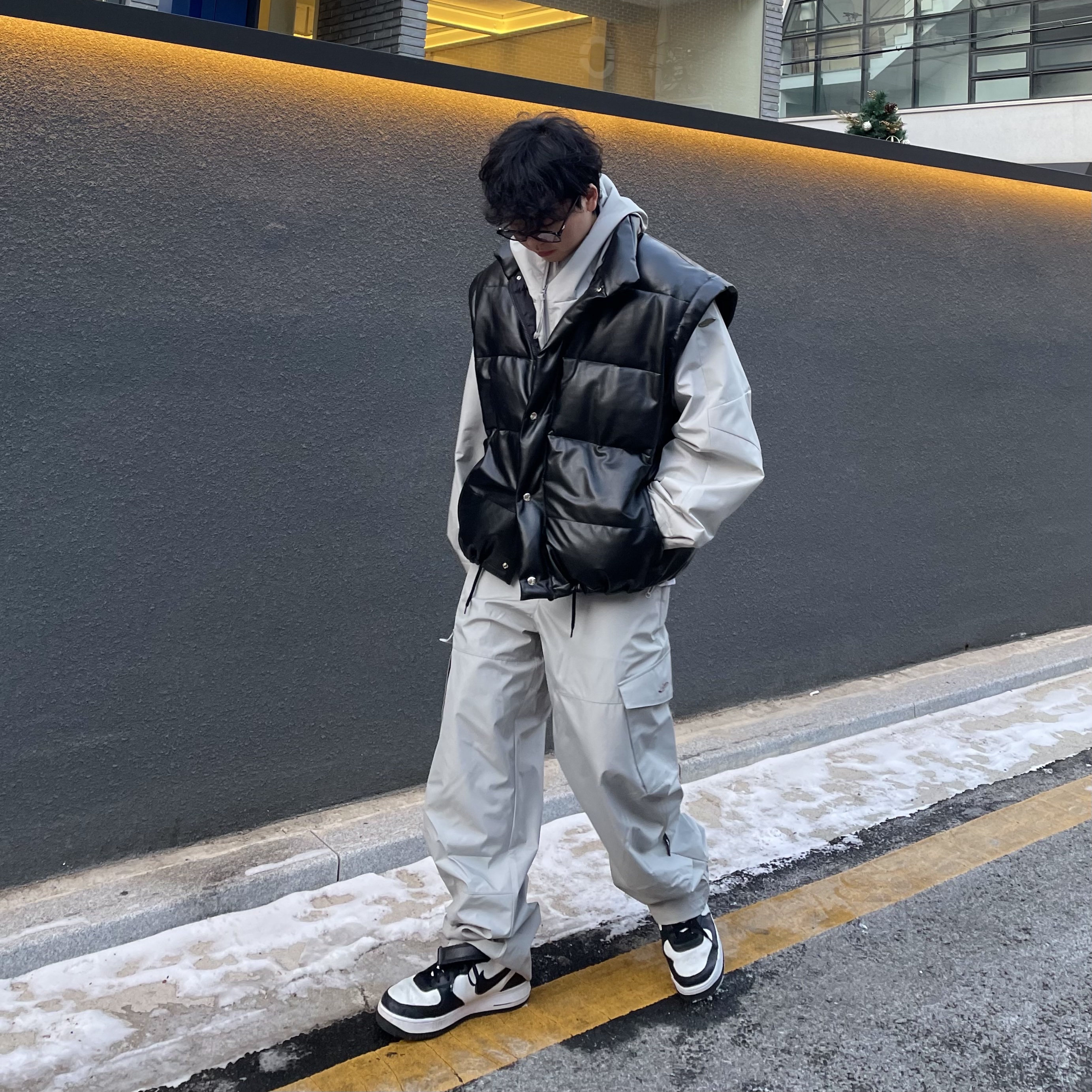 Nike x Stussy Air Force 1 '07 Mid SP Black and Light Bone 착용 스타일 - 2