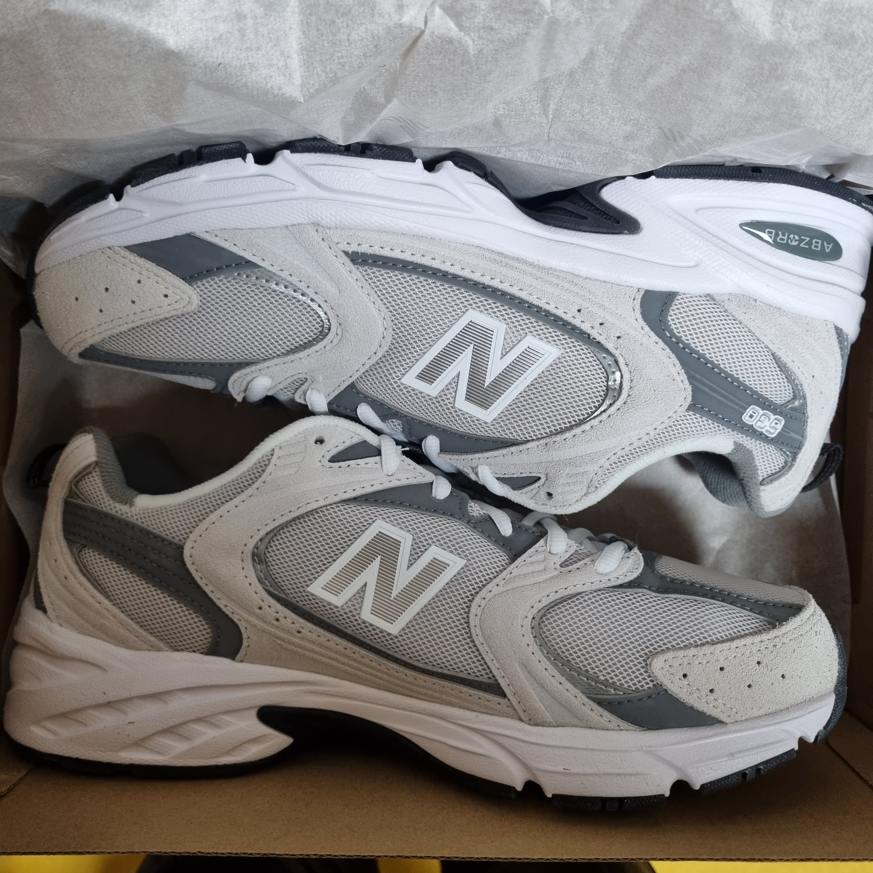 New Balance 530 Classic Grey 착용 스타일