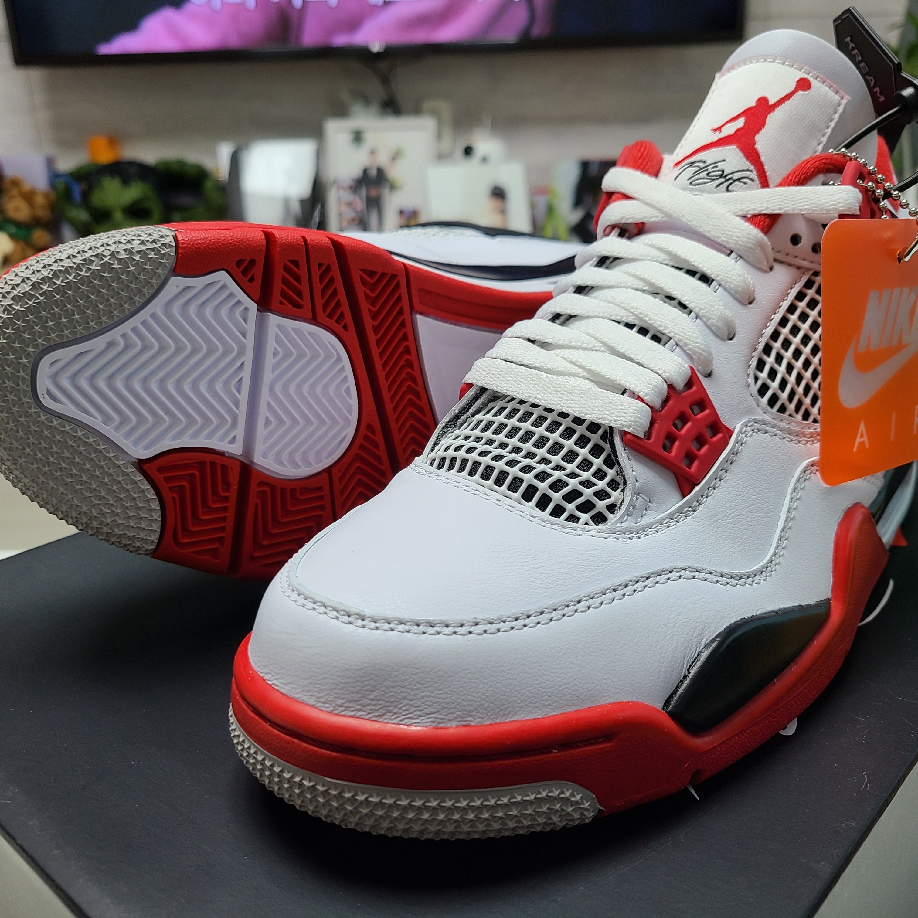 Jordan 4 Retro OG Fire Red 2020 착용 스타일 - 3