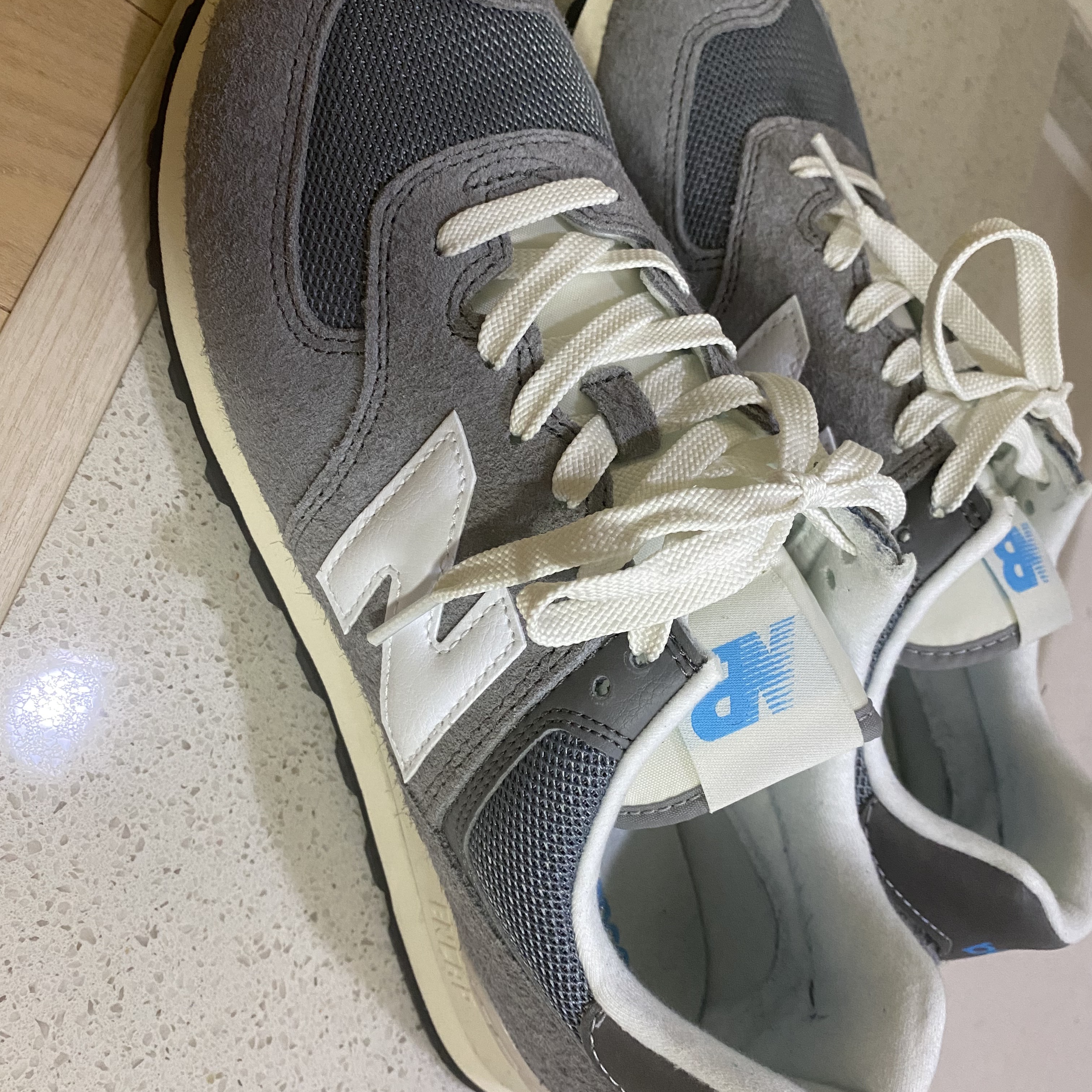 New Balance 574 Heritage Gray 착용 스타일 - 2