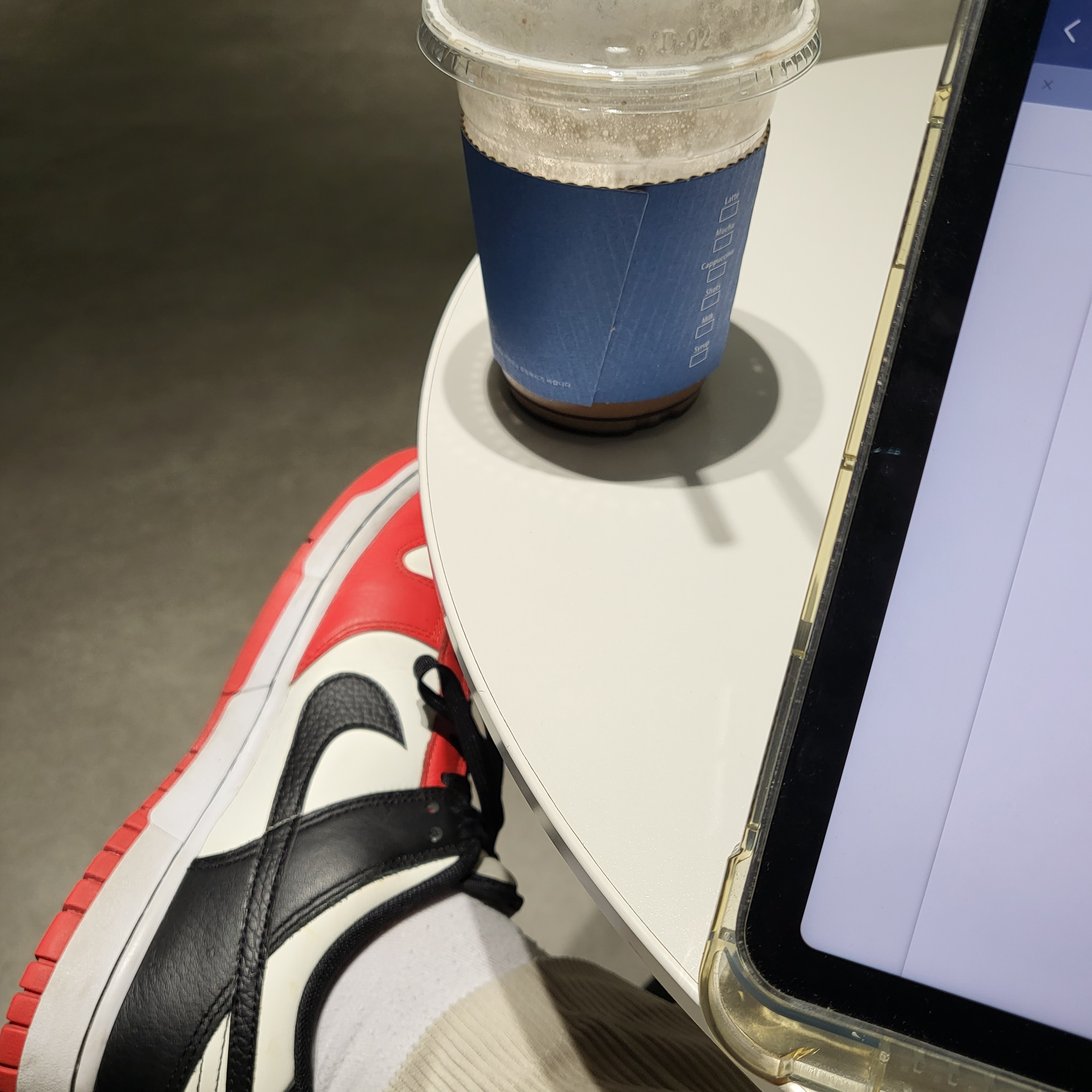 Nike x NBA Dunk Low Retro EMB Black and Chile Red 착용 스타일