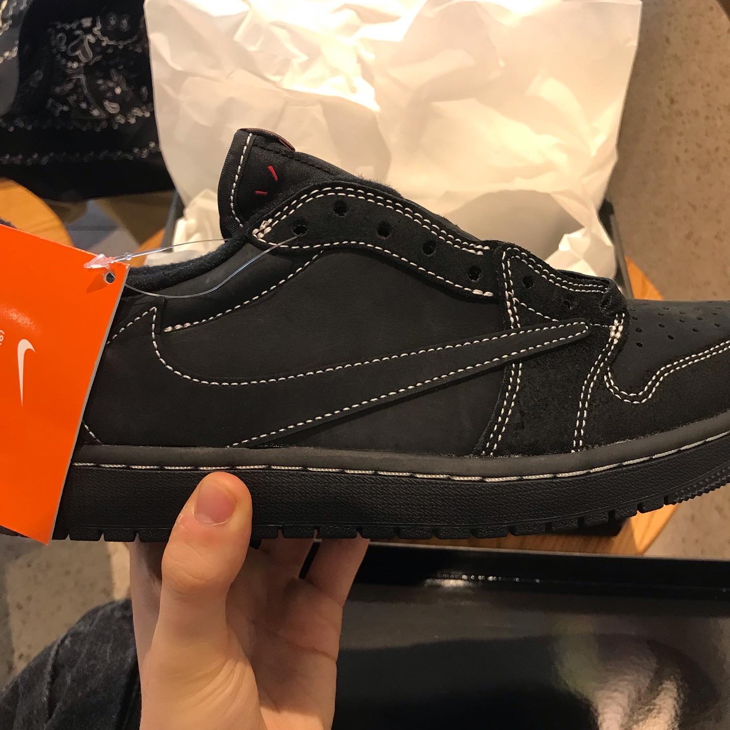 Jordan 1 x Travis Scott Retro Low OG SP Black Phantom 착용 스타일 - 4