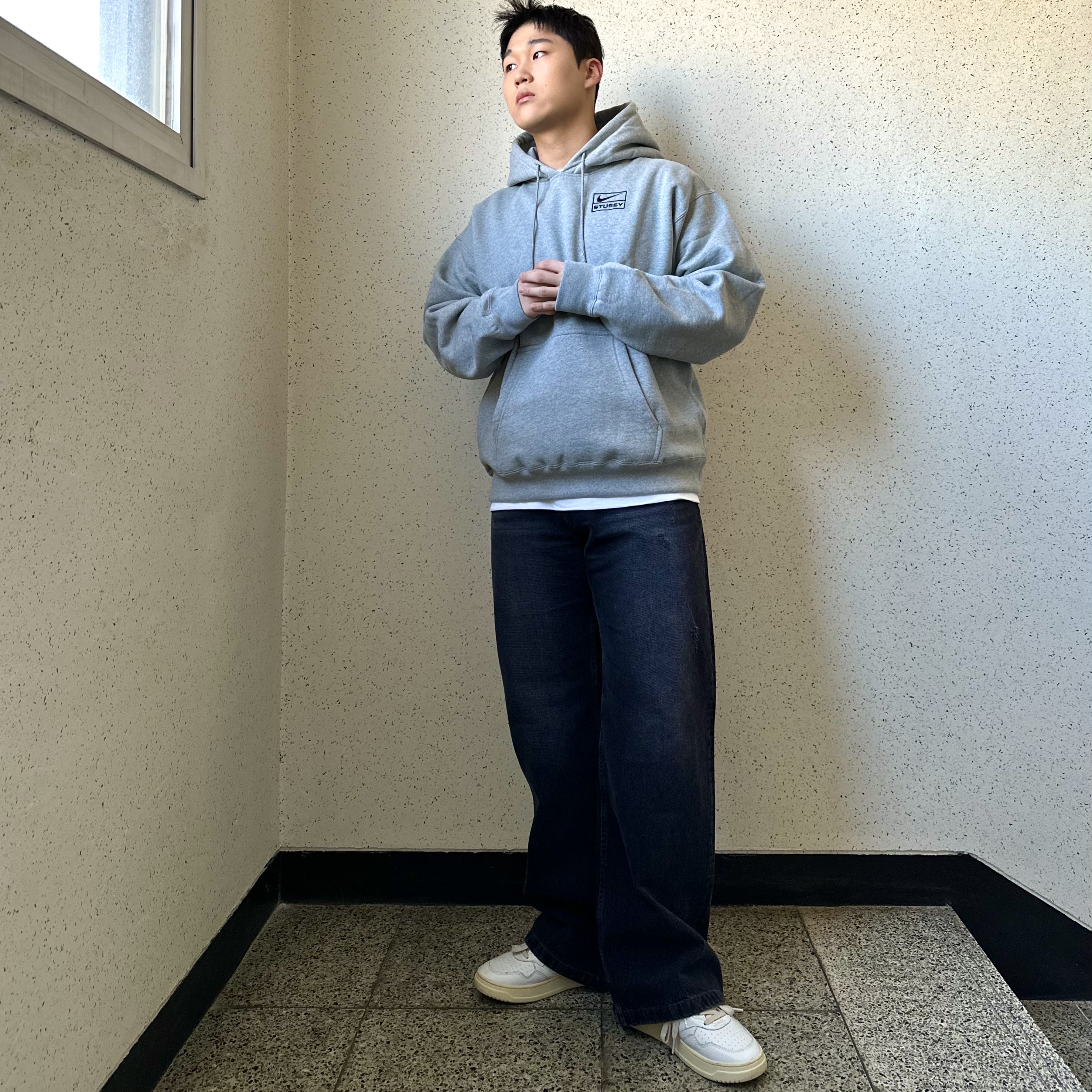 Nike x Stussy NRG RA Pullover Hoodie Dark Grey Heather (DJ9488-063), Autry Medalist Low Leather Sneakers White Orange 착용 스타일