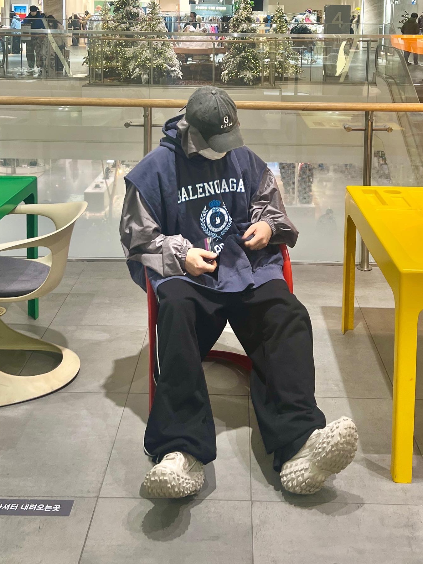 Balenciaga Defender Sneakers Beige 착용 스타일 - 2