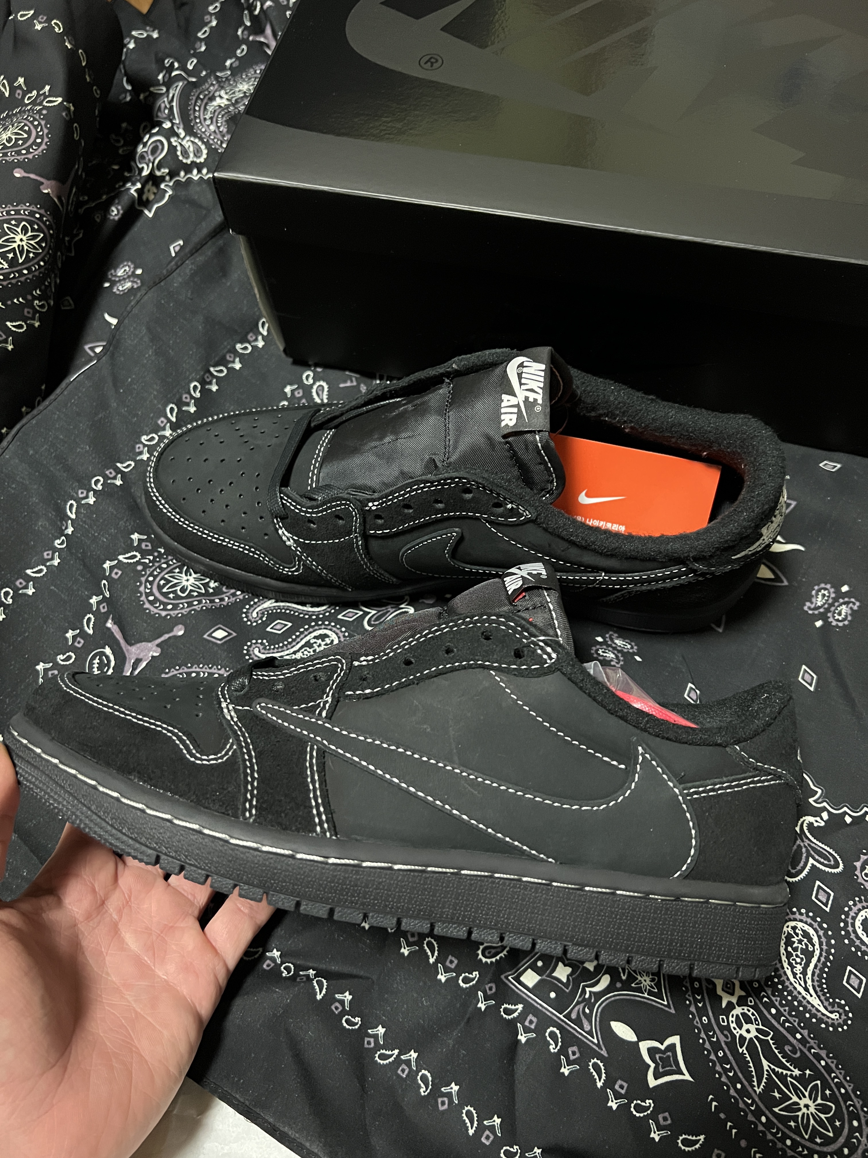 Jordan 1 x Travis Scott Retro Low OG SP Black Phantom 착용 스타일