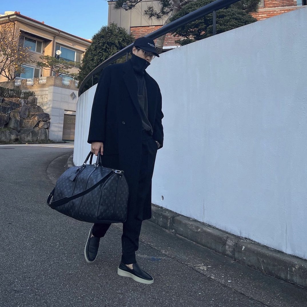 Fear of God x Ermenegildo Zegna Silk Anorak Jacket Dark Grey, Louis Vuitton Keepall Bandouliere 55 Monogram Eclipse Grey 착용 스타일
