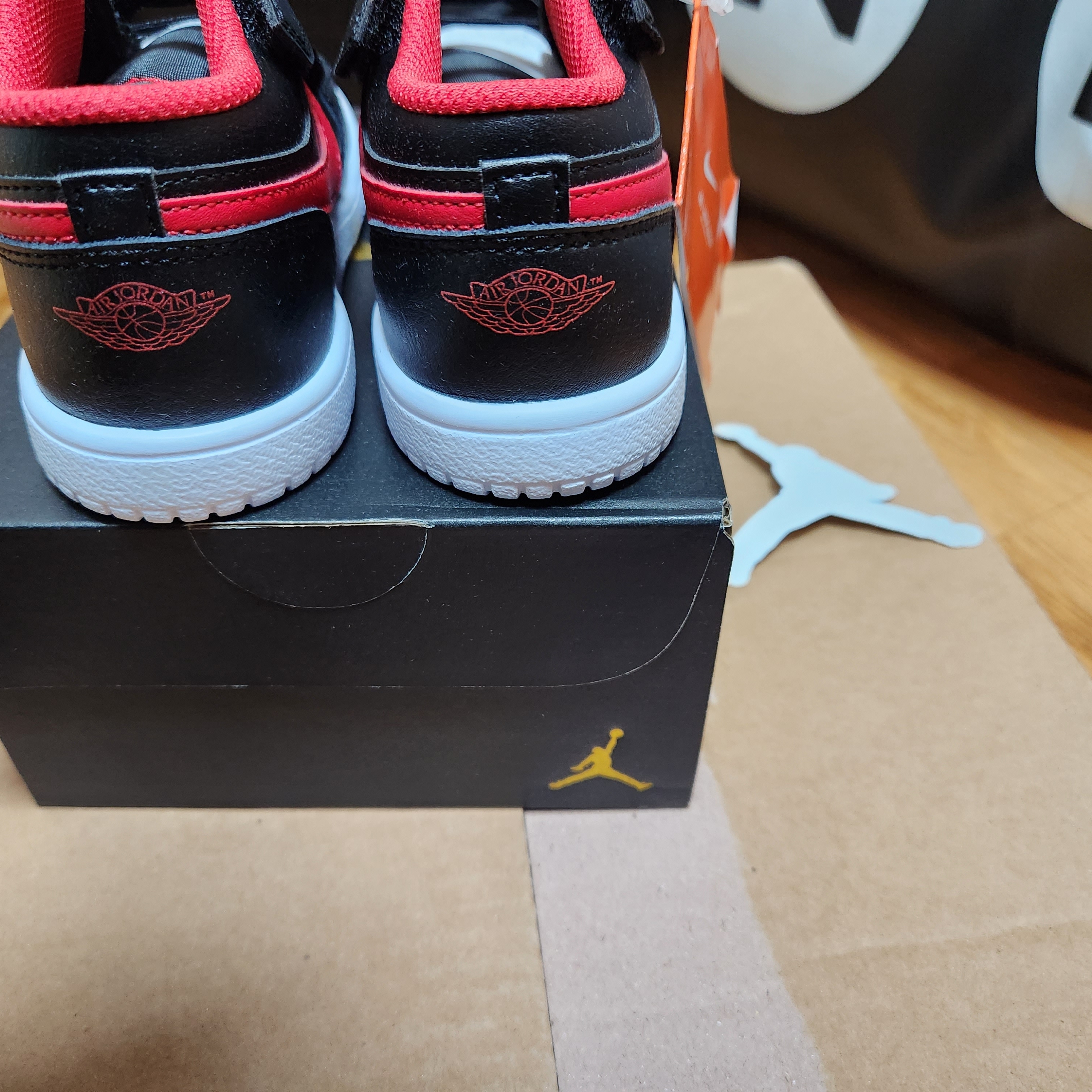 (TD) Jordan 1 Low Alt Black Fire Red 착용 스타일 - 3