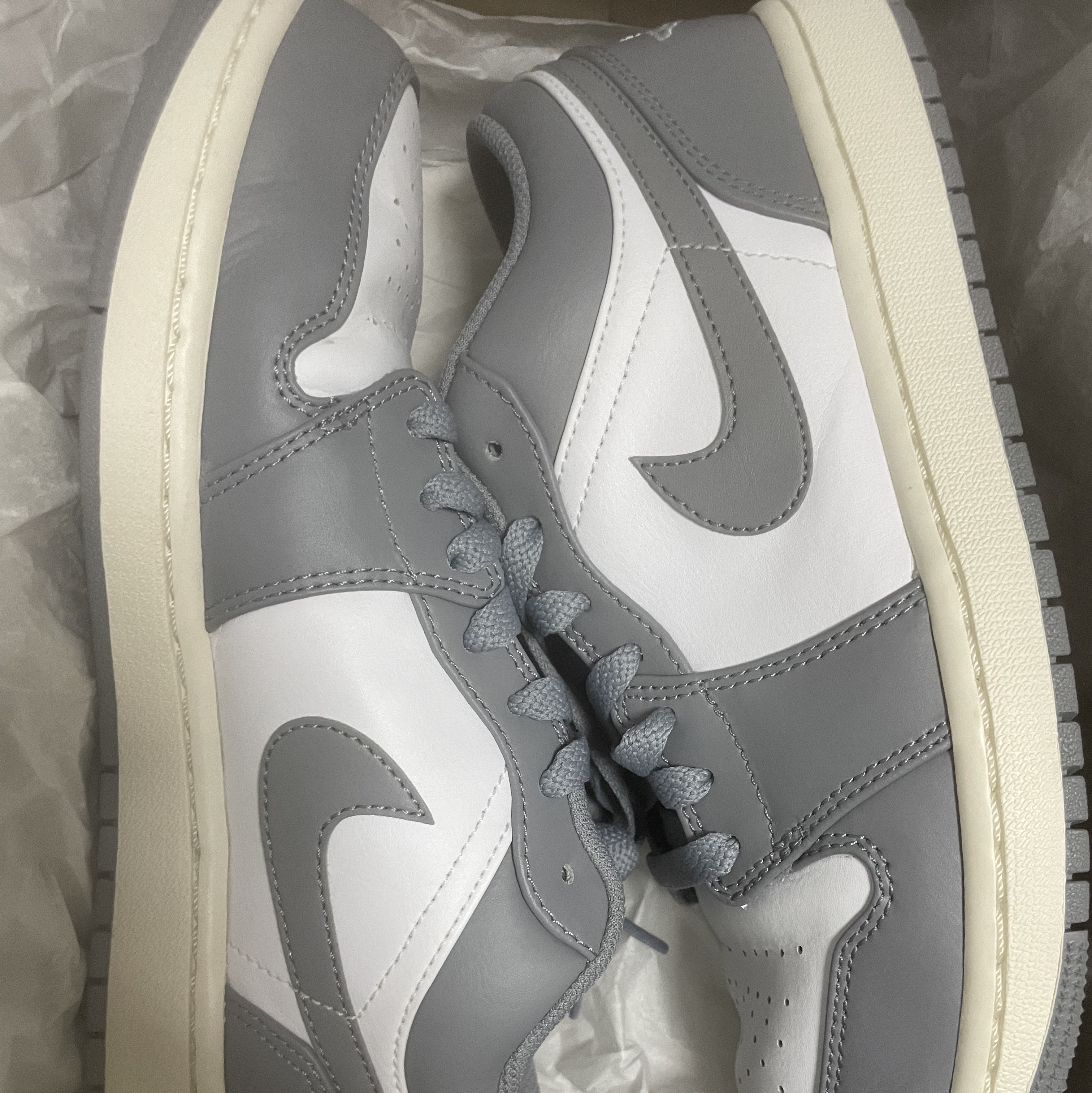 Jordan 1 Low Stealth and White 착용 스타일