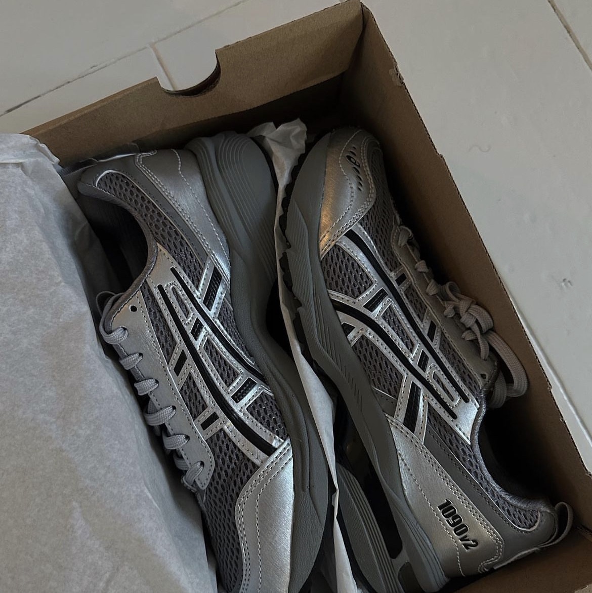 Asics x Freja Wewer Gel-1090 V2 Clay Grey Pure Silver 착용 스타일 - 1