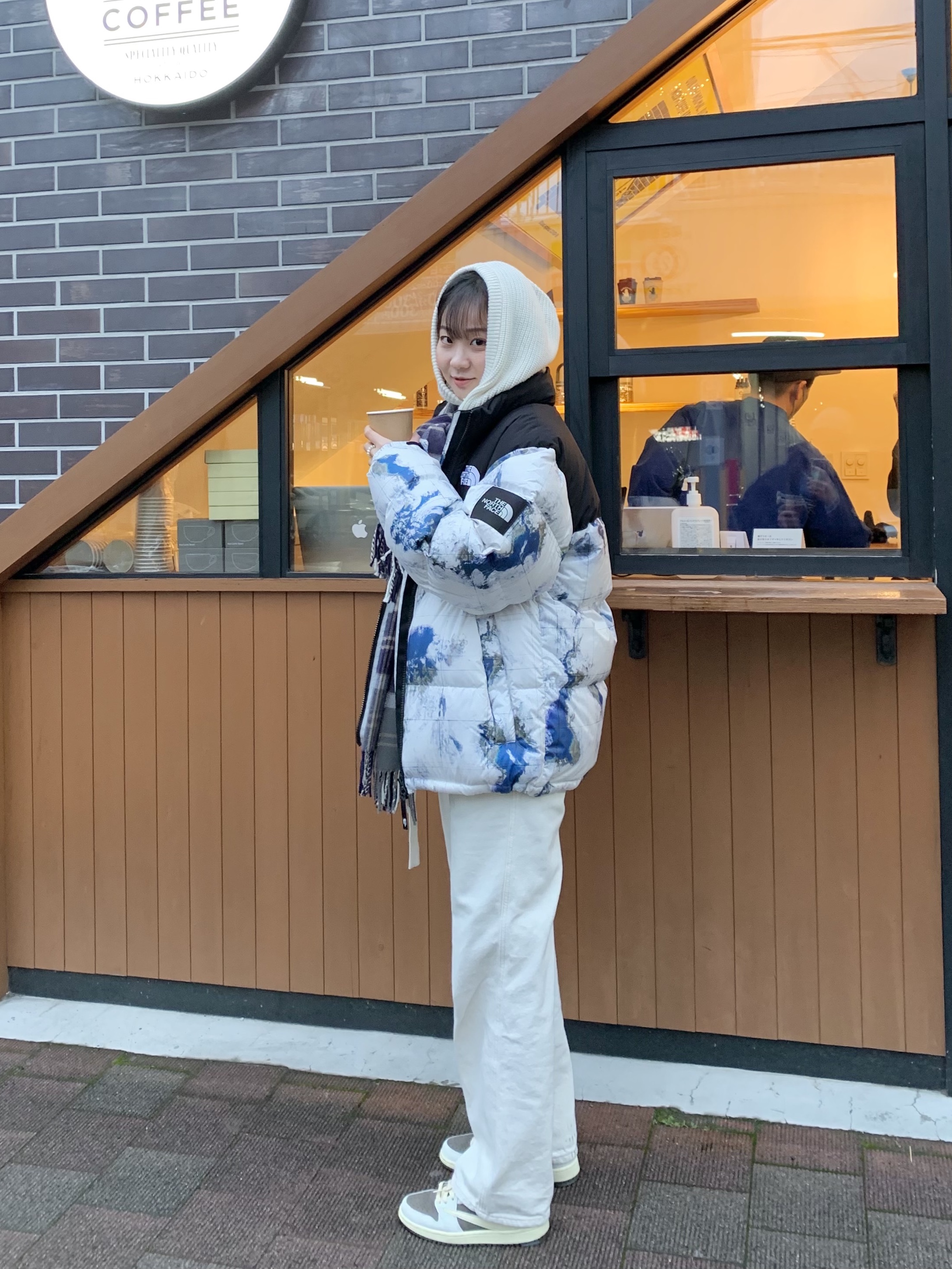 Jordan 1 x Travis Scott Retro Low OG SP Sail and Ridgerock, The North Face White Label Novelty Nuptse Down Jacket P White Sand 착용 스타일