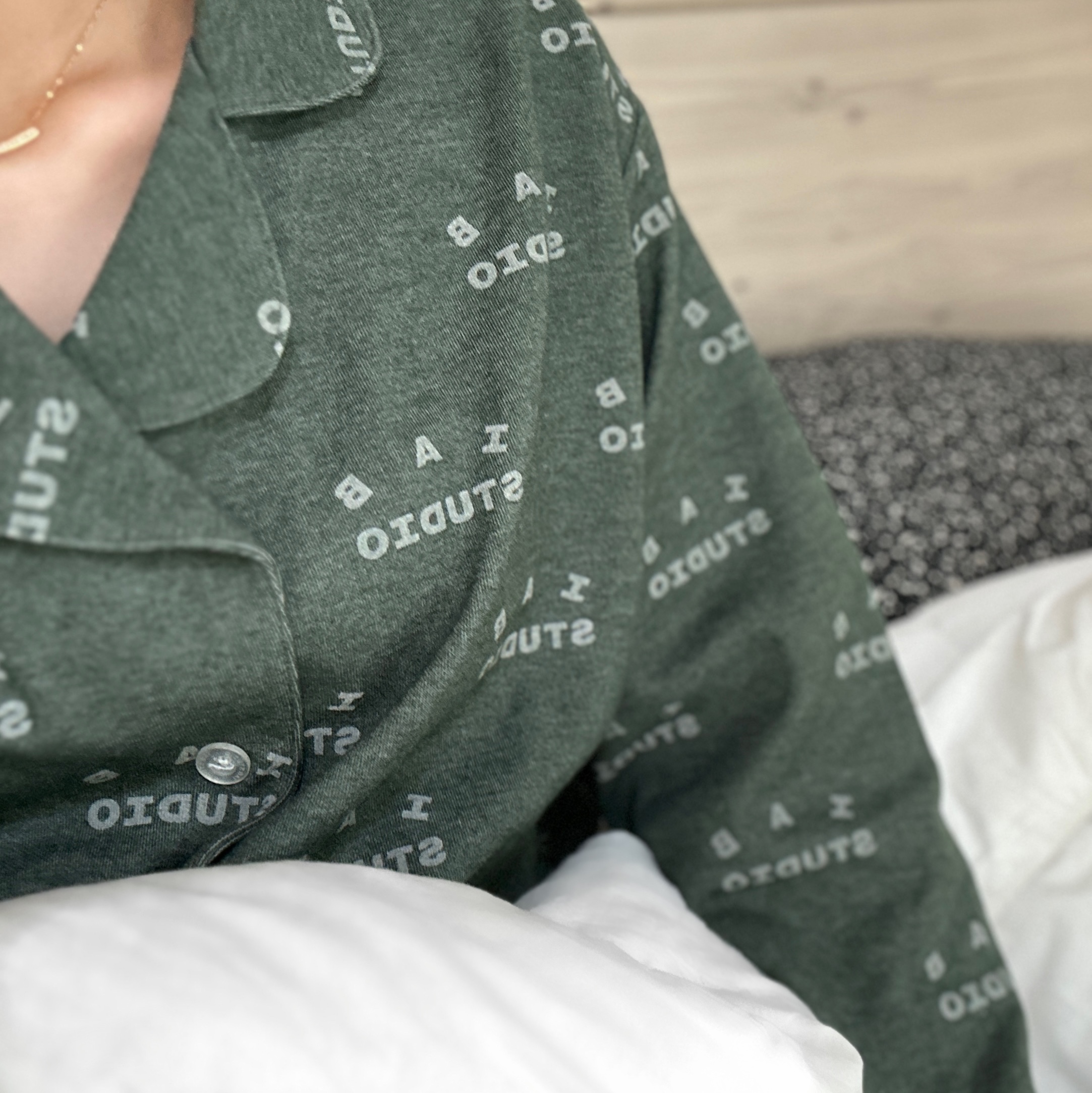 IAB Studio Pajama Set Deep Green 착용 스타일 - 2
