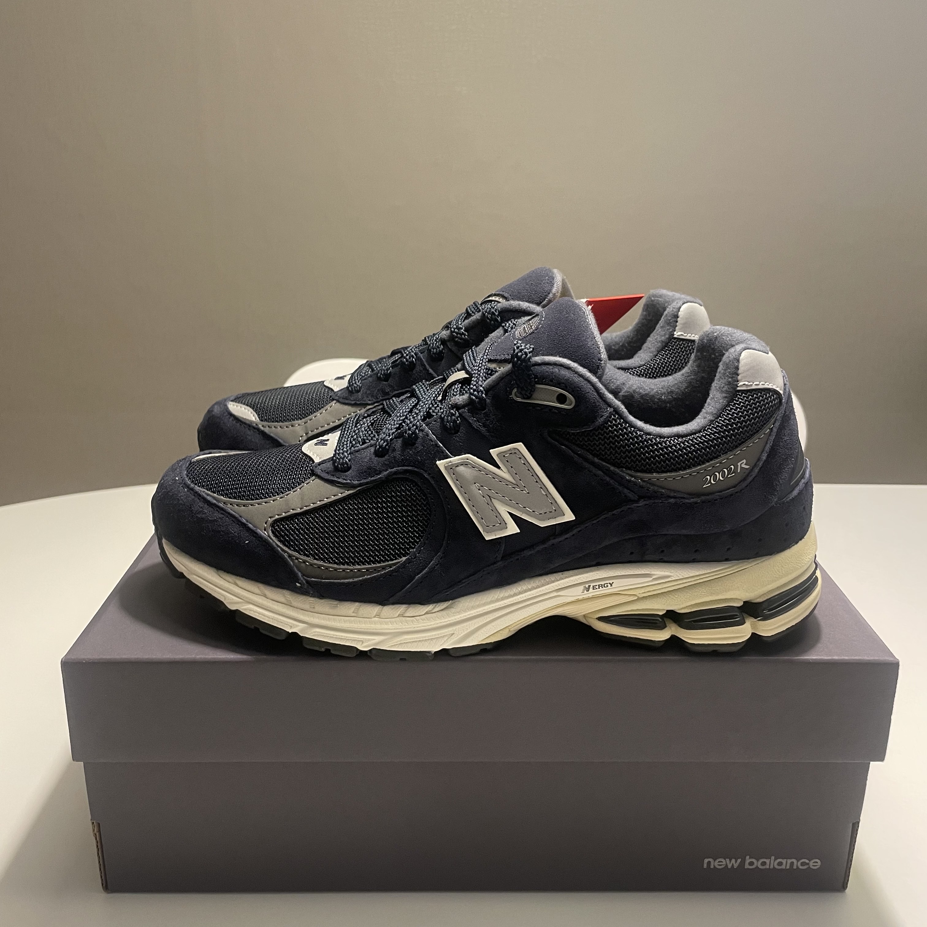 New Balance 2002R Eclipse Castlerock 착용 스타일 - 4