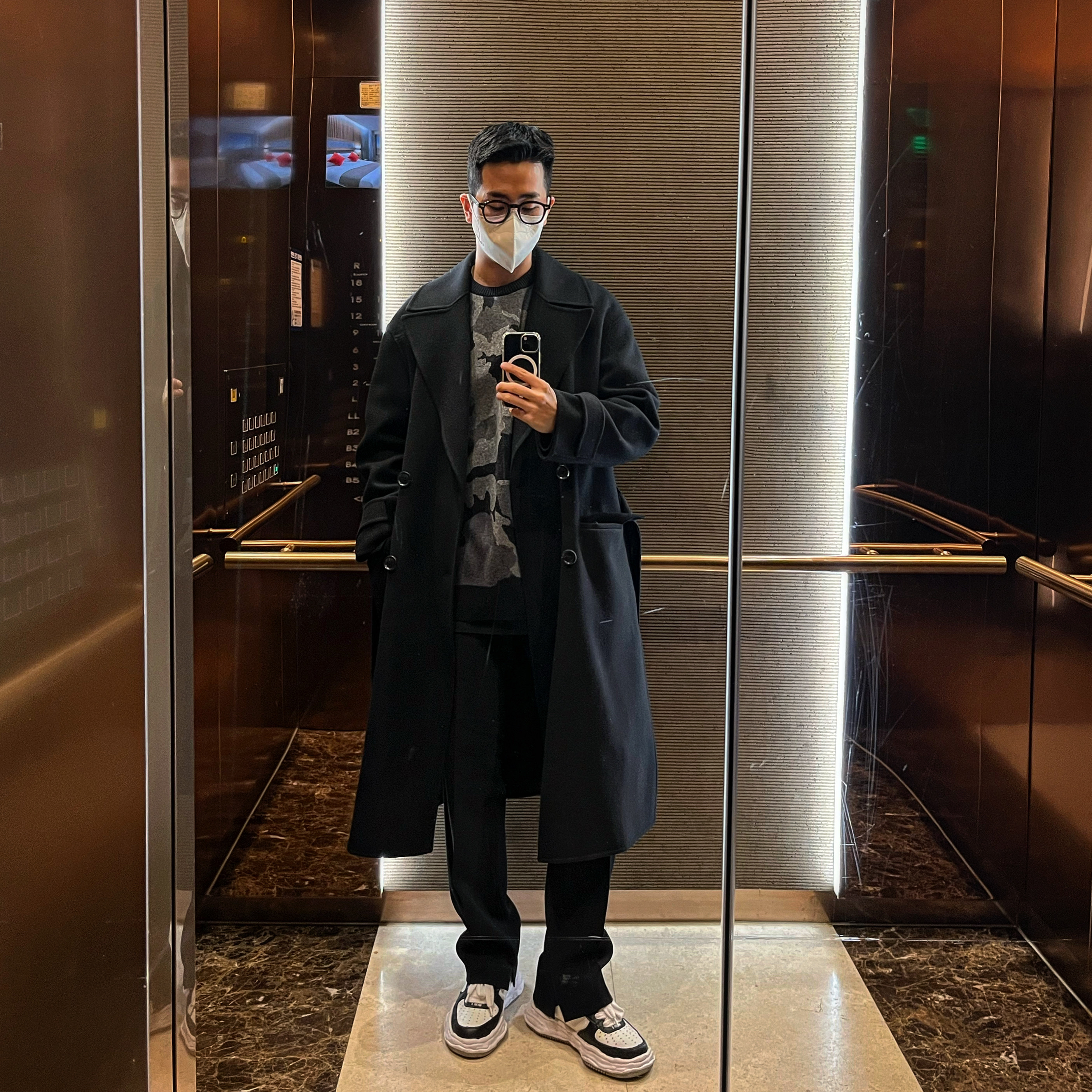 Maison Mihara Yasuhiro Wayne OG Sole Leather Low-top Sneakers Black White 착용 스타일